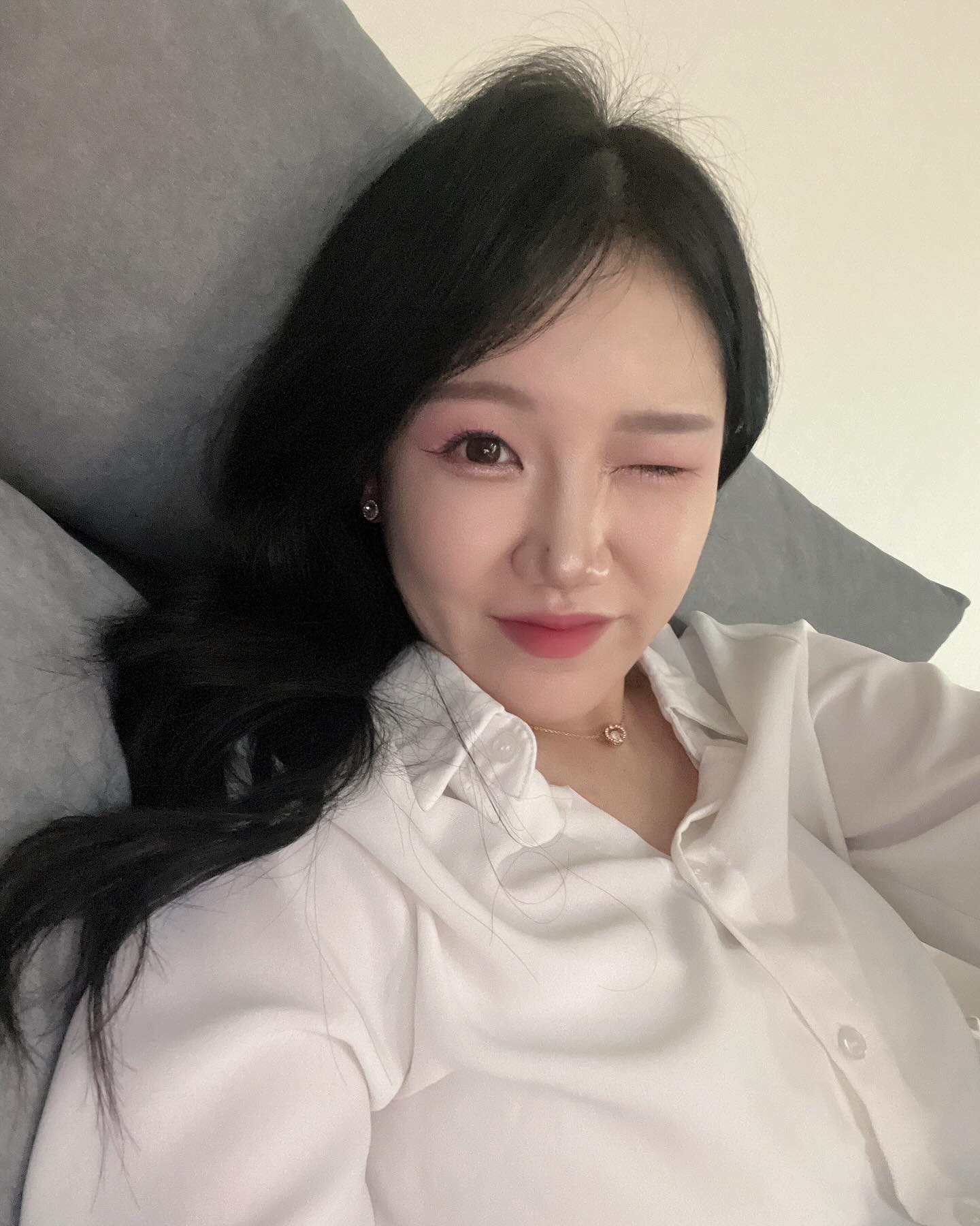 인님들 맛있는 식사 하셨나요?👐🏻
저는 이제 먹으려구용..

오늘 하루 열심히
일 하고 빨래하고 청소하고 밥하고 씻고
정말 정신 없는 하루였어요ㅜ.ㅜ

더군다나 엄마 어깨가 아프다고 하여
검사를 받아봤는데... 결과가 좀 좋지 않나봐요ㅜ.ㅜ
큰병원을 한번 가보라는데...
요거땜시 신경이 쓰이는 바람에
진짜 오늘 기가 너무 빨리네욤..
괜찮길 🙏🏻🙏🏻 바라면서

오늘은 무언가 맛있는 거 먹고
이 스트레스와 신경과 기분을 풀고 싶은 날이에용..

#바쁜하루
#엄마건강하세요
#건강 #건강이최고