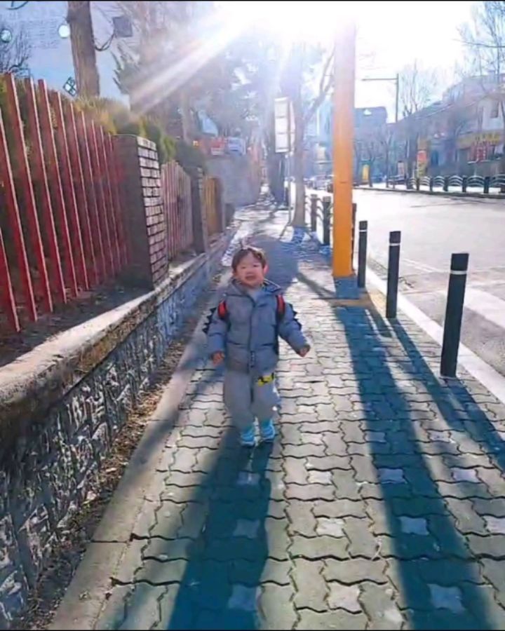 댕댕이 삼총사를 소개합니다~🧡
댕댕이보다 더 댕댕이 같은 막내 찬댕이
이제 곧 초딩인데 여전히 귀여운 둘째 성댕이
요즘 최애옷 페리가토 후리스 입고 뛰댕기는 진짜 댕댕이 아다리

눈 와서 더 신난 댕댕이 삼총사🧒👦🐶
오늘도 무사히 등원 완료!

근데 다리야 왜 옷 안 벗어?ㅋㅋ

🐶아다리가 입은 강아지후리스는 페리가토
후리스 촉감 대박박 완전 부드러워서 아다리가 안 벗을라 해요
부드러우니까 애들도 자꾸 다리 껴안으려하고ㅎ
귀달이 모자까지 포인트 제대로 완전 만족스럽!
페리가토 후리스 자꾸 품절되서 어렵게 구매함

🐶아다리가 입은 강아지패딩도 페리가토
아이보리 컬러 대대대만족
때탈까봐 너무너무 아까울만큼 예쁨요.
등에 지퍼있는데 이게 왜 있나 했더니 
요기로 강아지 목줄 빼는 곳 센스디자인 미쳤다리~~
다리가쪼매 뚠뚠해서 XL샀더니 똥꼬까지 가릴 수 있어서
부끄러움도 없어서 좋아요ㅎㅎ

알러지때메 털 밀어서 추울까 산책도 못시키고 있었는데
자꾸 옷 물고와서 나가자고ㅋㅋ 

오늘은 댕댕이 삼총사 다함께 등원했어요~
난 이제 집 치워야지 커피마시면서
 ___diverscoffee 다이벌스 캔아메  완전 내 취저

페리가토 👉👉perrigato_official
전 쿠팡에서 구매했어요~
강아지집 있나 보러가야징 

#페리가토 #강아지패딩 #강아지후리스 #강아지옷 #강아지겨울옷
