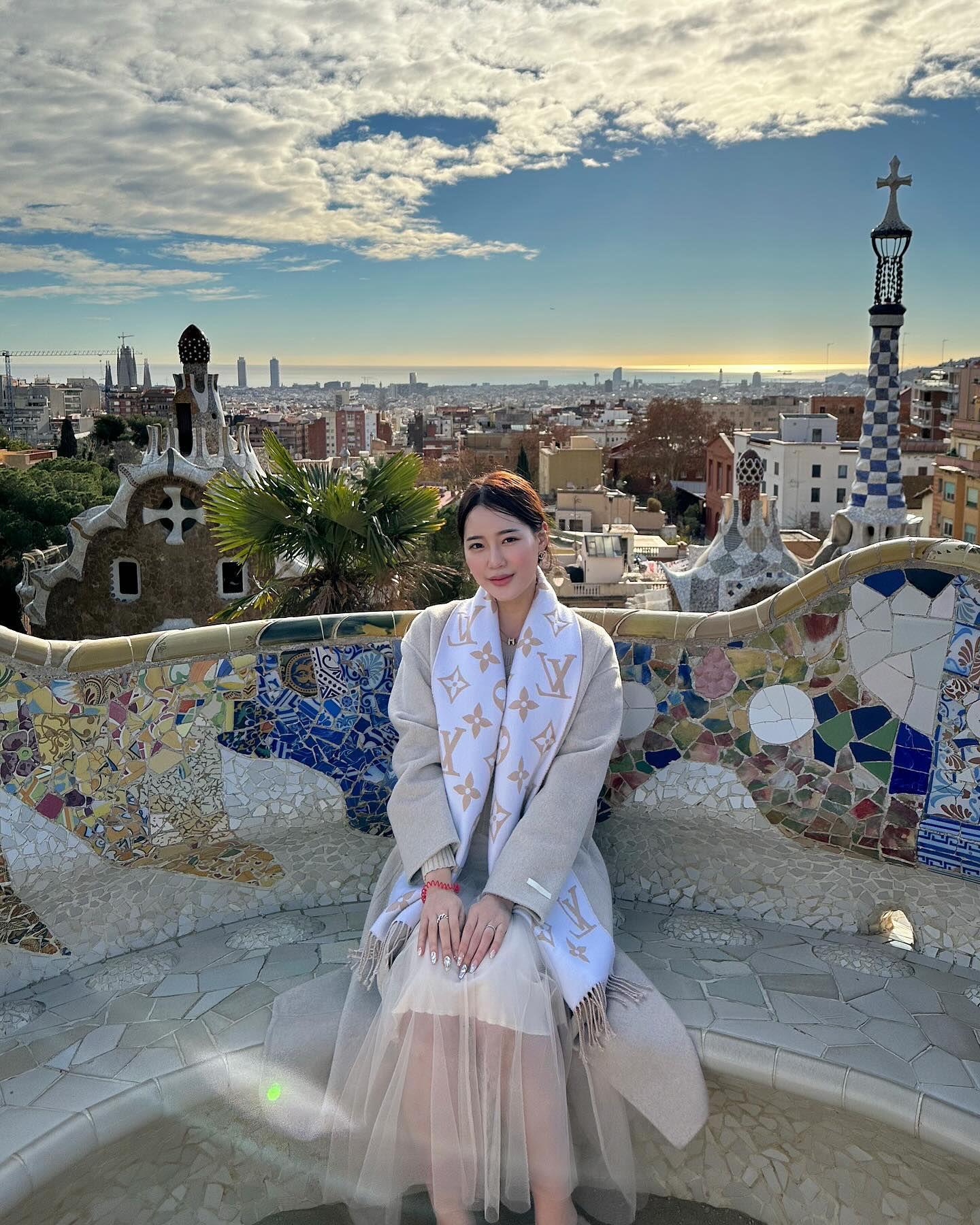 응 마자 아직도 신행사진 다 못올림😆 그래도 이제 마지막나라다
제일 기대 없었던 스페인 바르셀로나가 유럽여행 1위가 될 줄이야
바셀은 = 가우디, 가우디는 걍 최고다. 찐이야👍🏻
여기는 나중에 먼 훗날 건희랑 나이들어서 다시 손잡고 또 오고싶은곳이다. 
(나오는 노래는,,, 투어하면서 수신기로 들었던 노래,,🫢 들으면 저때가 생각이난댜)
.
.
.
.
#신혼여행 #허니문 #honeymoon #신행 #barcelona #바르셀로나 #spain #스페인 #여행스타그램 #여행 #trip #travelgram #selfie #셀피 #가우디 #가우디투어
