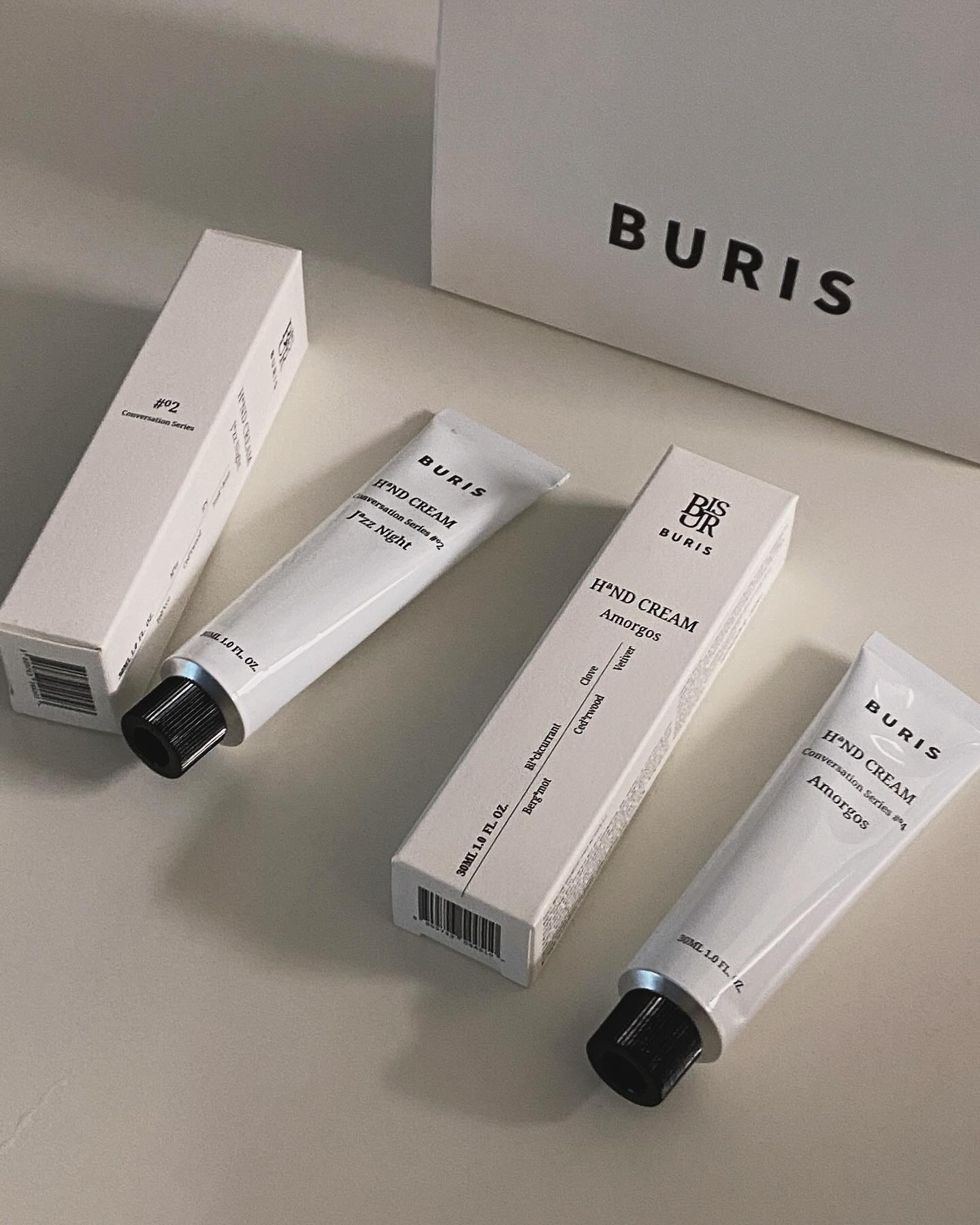 #제품제공 burisofficial 

현대적 감성의 젠(Zen)마인드 
라이프 스타일을 추구하는 부리스 브랜드 BURIS 

세계적인 조향사
Nathalie Feisthauer와 함께 
그녀의 파리 작업실에서 완성된 조향이라고 해요 🫧

#2 재즈나잇 핸드크림과 
#4 아모르고스 핸드크림 두 가지 제품을 써보았어요 

재즈나잇은 스모키향이라서 
지금 쓰기에 정말 딱 좋은 향이였고 🖤
아모르고스는 상큼한 향이 넘 기분 좋아지더라구요 🤍

건조한 손에 부드러움과 향기까지 더해지니 넘 행복진다구용 
부리스 핸드크림과 함께라면 향기로운 하루 보낼 수 있어요🫧🤍🫧

#buris #부리스핸드크림 #핸드크림추천