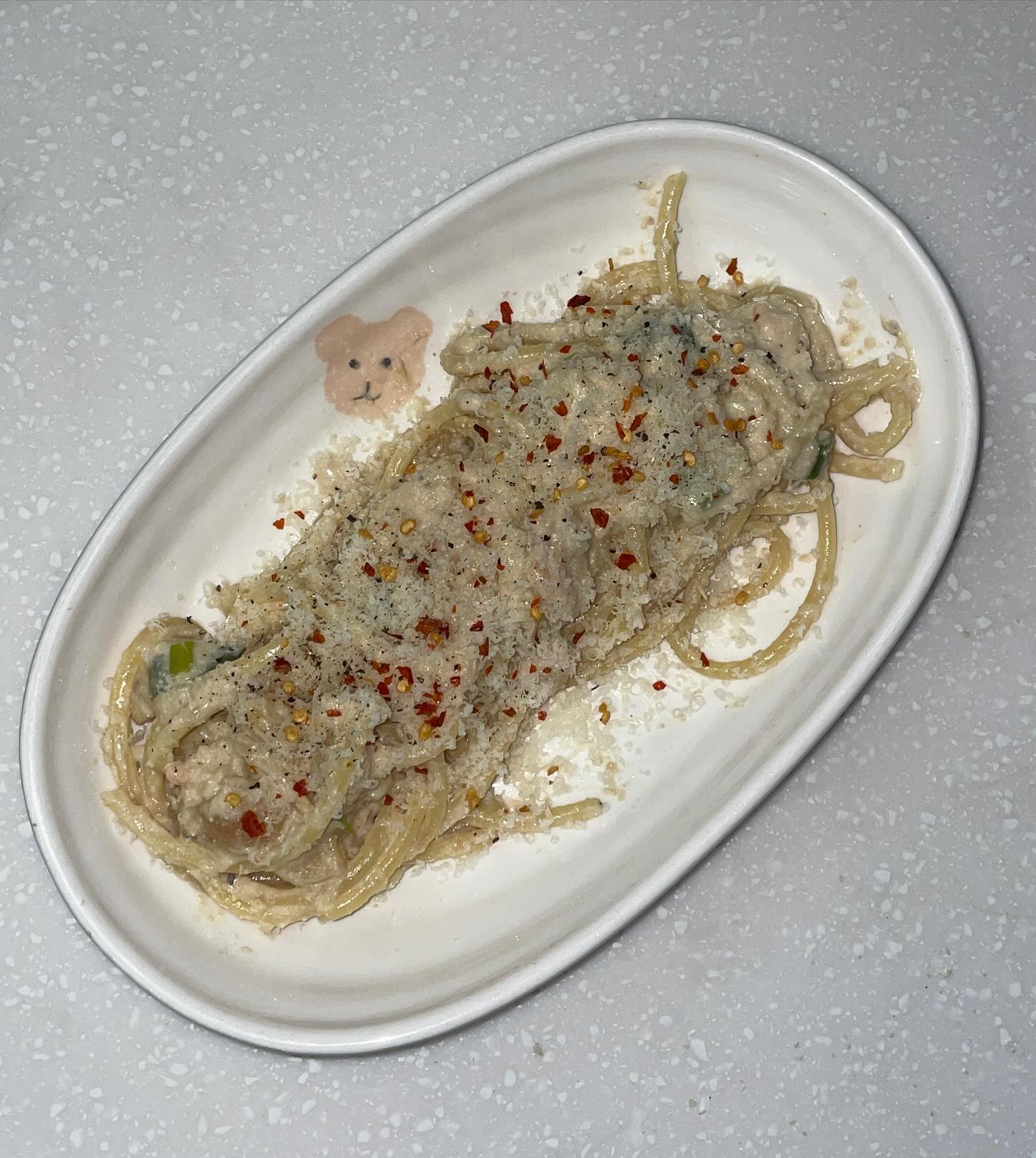 📂↵ cook
 ✦ 명란버터크림 원팬파스타 
 ⁺* 재료 : 면 물 우유 올리브유 다진마늘 파 버터 치즈두장 명란 참치액젓 / 페퍼론치노가루 그라다파다노치즈 후추 (+고추장아찌) 

• recipe !
1. 다진마늘과 가위로 숭덩 자른 파를 올리브유에 볶아준다.
2. 볶아진 팬에 물 600 (얇은면은 500) 우유 200
면2인분을 함께 넣고 끓여준다.
3. 끓기시작하면 버터랑 치즈두장 넣고 참치액젓 한숫갈 반 넣어준다. 
4. 15분(+2분) 타이머설정 후 끓여준다.
5. 10분쯤 끓여졌을때 명란을 가위로 잘게 잘라 넣어주고 섞어준다.
6. 중간중간 잘 휘저어주며 전분기로 치대며 소스화 시킨다. 
7. 다 끓여진 요리위에 그라다파다노치즈와 후추 페퍼론치노 뿌리면 완성 !

• good point !
1. 설거지가 줄어드는 원팬파스타답게 , 도마랑 칼 없이 ✂️가위로만 재료 손질함으로써 편리함 up ^^*
2. 역시 크림에는 버터가 첨가되어야 더 깊은맛이 나는 듯 하다 🧈

• next point !
1. 자작한 소스를 원한다면 우유양을300-400으로 늘리기!
2. 조리시간을 늘려 소스가 더 푹 배이게 해도 좋을듯 :)
