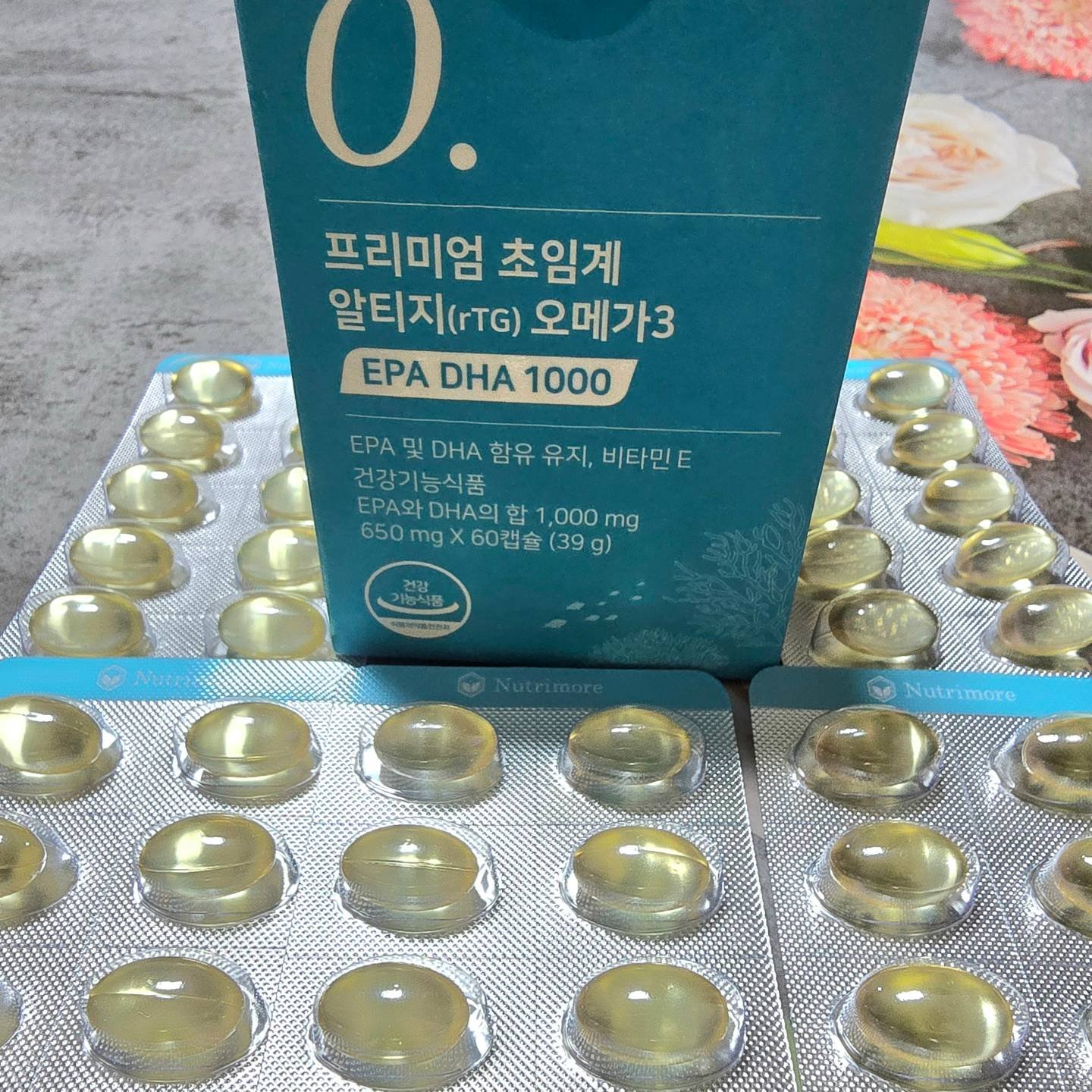 #협찬 #오메가3
-
제가 꼭 챙겨먹는 영양제 중 하나가 바로 오메가3인데요🐟
매일 먹는 만큼 여러가지 따져봐야 하는데 
꼼꼼히 따져선택한 뉴트리모어 프리미엄 초임계 알티지 오메가3!
▪️식약처에서 인정한 5중 기능성 함유
▪️중금속 걱정 없는 소형 어류에서 추출
▪️흡수율 높은 rTG 오메가3
▪️프랑스산 프리미엄 원료 사용
-
제일 마음에 드는 건 DHA, EPA 1000이라는 거.
이는 안구 건조 방지를 도와준다고 해요
진짜 꼭 잘 챙겨먹어야겠어요🥰🥰
-
그리고 산패 방지를 위해서 세계 특허 공정기술을 사용해서 
신선한 오메가3를 만들었다고 하니 더 믿음이 가는 거 같아요
하루 두 알로 눈 건강도 챙길 수 있고 기억력 개선, 
혈행 개선, 유해산소로 부터 세포도 보호해 준다고 하니 
더 잘 챙겨 먹어야 할 거 같아요!💚🩵
-
아, 뉴트리모어 프리미엄 초임계 알티지 오메가3는
임신부도 안심하고 드셔도 되는 오메가3예요.
임신 과정에서 오메가3를 꾸준히 먹으면 
난소 노화를 방지하는 데도 도움을 준다고 합니다.🎶🎶
-
오메가3 찾는 분들 
뉴트리모어 프리미엄 초임계 알티지 오메가3 추천드려요😊💕
nutrimore_official
-	
#뉴트리모어 #알티지오메가3 #오메가3효능 #오메가 #RTG오메가3 #초임계알티지오메가3 #오메가3추천 #임신준비오메가3 #알티지오메가3추천