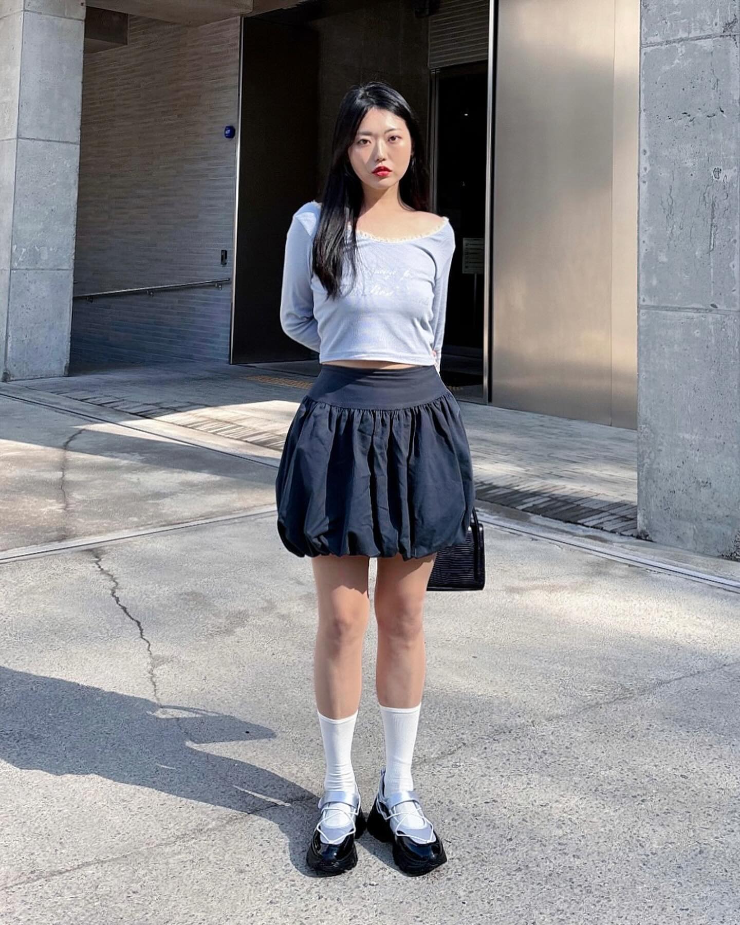 요즘 좋아하는 무드의 룩을 입고 거기에 맞춰 꼬까신까지 신으니 신나는 발걸음(ว˙∇˙)ง
제가 신은 슈즈는 솔트앤초콜릿의 오데트 벨크로 스니커즈인데요♡ᩚ 광택감이있는 실크 패브릭이 넘 예쁘고 X자밴딩과 벨크로 디테일이 편하고 안정적인 착화감을 더해주더라구요! 스니커즈임에도 디자인이 러블리해서 스커트에 찰똑⑉♥ 전 블루 컬러 픽🩵ིྀ 
saltandchocolate.official 
saltandchocolate.style 
#솔트앤초콜릿 #오데트벨크로스니커즈