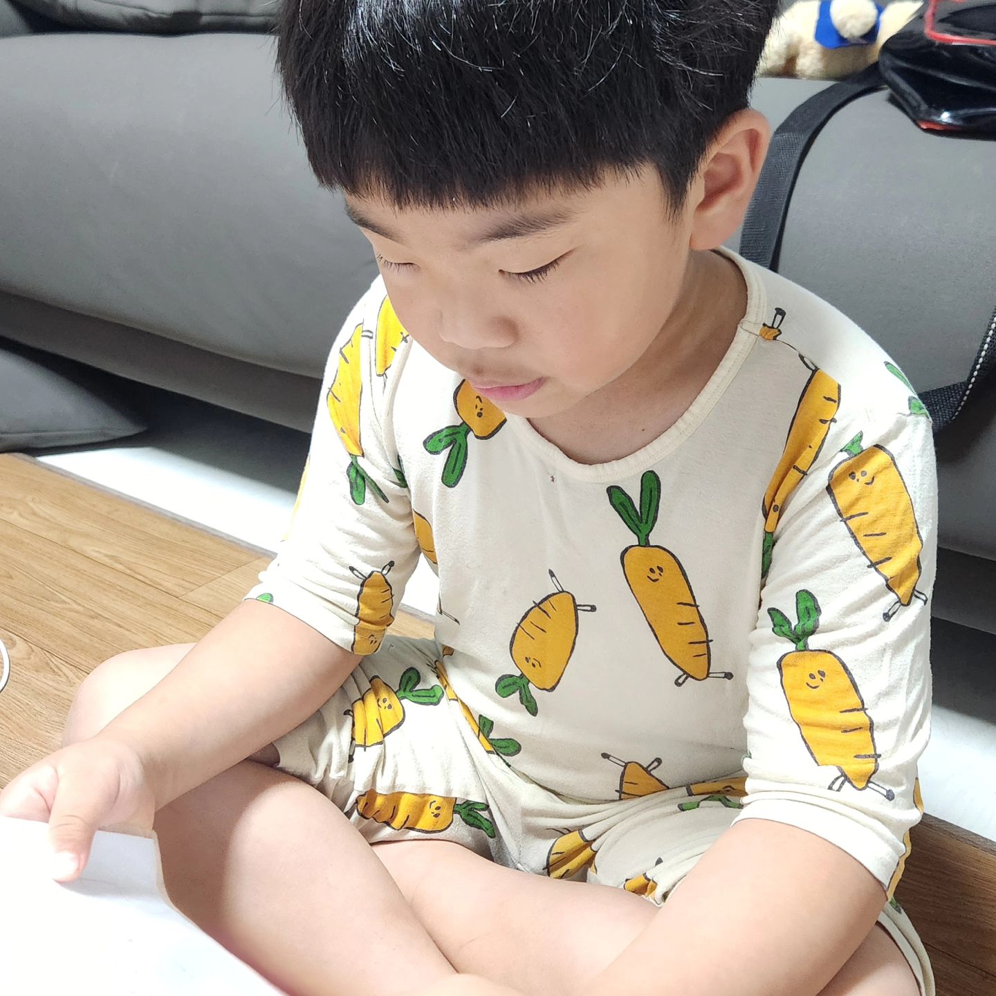 잘해내고 싶다고 연습하고 또 연습했던 경성아나운서
못해도 된다고 최선을 다했음 된거라고 얘기해주는데
역시 귀에 안들리지?😅😅
떨린다면서 유치원에서 배운 나는 할수있다를
외치고 갔는데 자기 너무 잘했다고 오자마자 자랑하는 너님
진짜 유치원 만족도 나보다 최상위인 엄마있음 나와보라해요
5세때는 이아이때문에 내가 애를 잘못키우나 고민도 걱정도 많았는데
이렇게 의젓하고 이렇게 열심히하고 성장하는게
느껴지니 그저 유치원에 선생님께 감사할 따름♡

#경성유치원 #7세반 #창조반 #같이키워주셔서감사합니다
#너도자라고나도자란다 #엄마도너도
#아직도배워야할게많다는게함정이지만
#뭔들 #성장하는모습이신기하고너무대견해