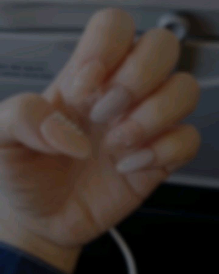 💅
여행기념으로 한 네일 팁🩷

네일은 하고 싶은데 할 수 없는 경우나
여행때만이라도 예쁜 네일을 하고 싶은데
시간이 없을때 하기 좋은 네일 팁!!

원하는 쉐입부터 디자인을 고를 수 있고 
하는 방법이 적혀있는 부착방법과
탈부탁이 가능한 재료들도 같이 동봉해줘서
어디서든 쉽게 할 수 있다는 장점이 있당!!

처음 붙여봐서 조금 어색하기는 한데
티도 안나고 내 손인것처럼 예뻤던 네일~!!

일본3박4일 동안 나와 함께한 요 네일😆
불편감도 없이 잘 사용했고 때는것도 너무 쉬움!!

네일 팁을 때고도 양면테이프가 충분하기 때문에
다른 날 또 붙이는거 가능해서 재사용에도
완전 추천!!

🩷네일 추천 맛집
👉one__.nail
.
.
.
.
.
.
#원네일 #네일디자인