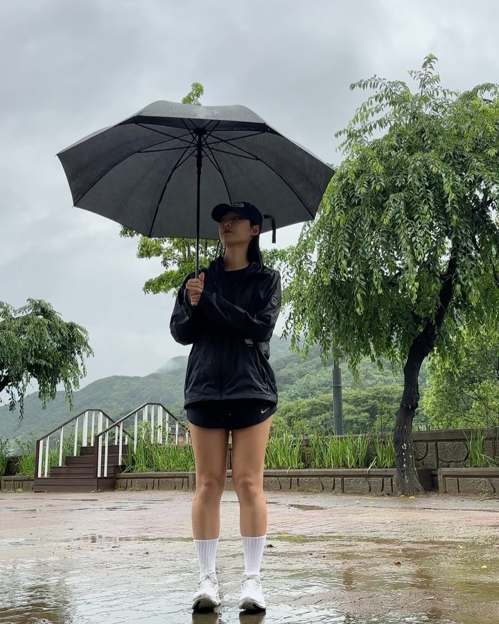 #20240716 #챌린지4일차
아몰랑 일단 뛰어 이젠 비맞는게 일상
요정도 비에는 우산이 더 불편한

지리산 아래에서 우중 포인트 얻고
한의원 갔다가 팀 포인트 얻고
덕분에 대퇴골 이두근 근육통에 시달리는 중

천둥번개가 쳐도 비에 발이 잠겨도 뛰는 NRNF

_ 3km+3km

#트레일런 #러닝 #러너 #running #runner #트레일러닝 #trailrunning #ㅇㅇㅇ #운동기록 #운동계정 #운동복추천 #눈바디 #운동루틴 #식단 #바디체크 #운동복코디 #workout #gym #운동하는여자 #운동스타그램 #런스타그램 #우중런 #오운완 #어운완 #리커버리 #챌린지