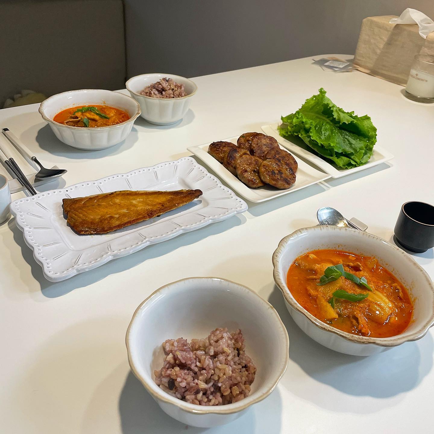덕구네 저녁 🐥 또 제가 뜸했죠..👀 이번주에 드디어 제가! 스페인 여행을 떠나요 🥹🫶🏻 코로나 때문에 신혼여행도 못 가다가 근 4년만에 해외 여행을 가게 되었어요! ✈️추석 이전에 부모님 인사 드리고, 여행 준비도 하고, 덕구도 챙기고, 회사 워크샵도 다녀오느라 너무너무 바쁜 일정을 보냈답니다.. 🫠

여행으로 약 2주를 집을 비울 예정이어서 매일 외식 아님 냉털 중이라, 최근에 올릴 사진도 없었긴 해요..😵‍💫🙄 그래도 이번 사진은 나름 #냉털 밥상 중에 신경쓴 #비지찌개 와 #고등어구이 #떡갈비 입니다 🤭👍 매일 똑같은 메뉴지만, 매번 맛있는 기본 메뉴죠 😉🙏🏻 저는 여행 이후 다시 돌아올게요 💛 모두 햅삐 추석 연휴 되세요 🫡