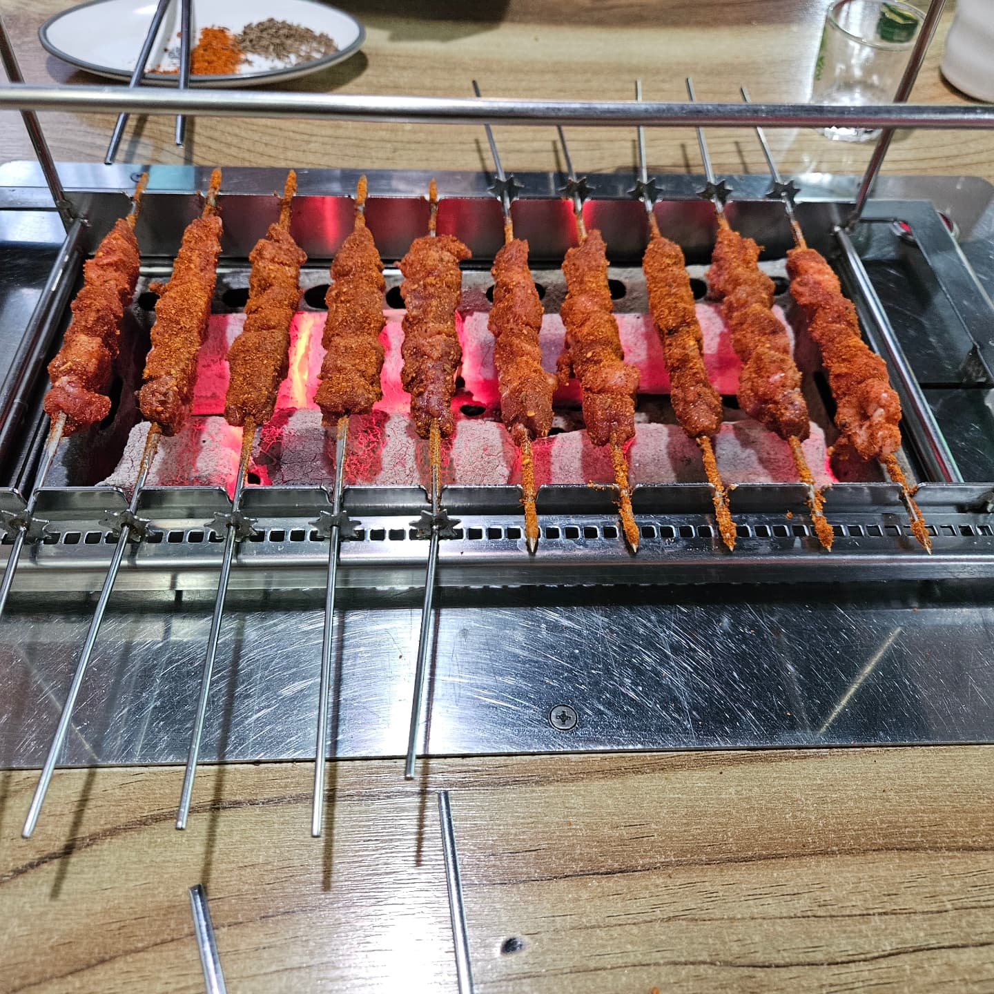 상인동 양꼬치 맛집 소개합니다. 😋
웨이팅 있으니 예약 필수 오픈런 하고 왔습니다. 🏃‍♂️

상호 : 오성양꼬치
영업시간 : 매일  17:00 ~ 24:00
주소 :  대구 달서구 월곡로53길 16-15
상인동 1399-2
상인역 4번 출구에서 115m 🚶‍♂️
주차장 : 없음 🚫
화장실 : 남/여 구분 🚻
연락처 : 053-217-2019
메뉴 : 양꼬치10개 14 ,000원,향라육솔 18,000원 🍖

#상인동양꼬치 #상인역맛집 #상인역양꼬치 #상인동술집골목 #오성양꼬치