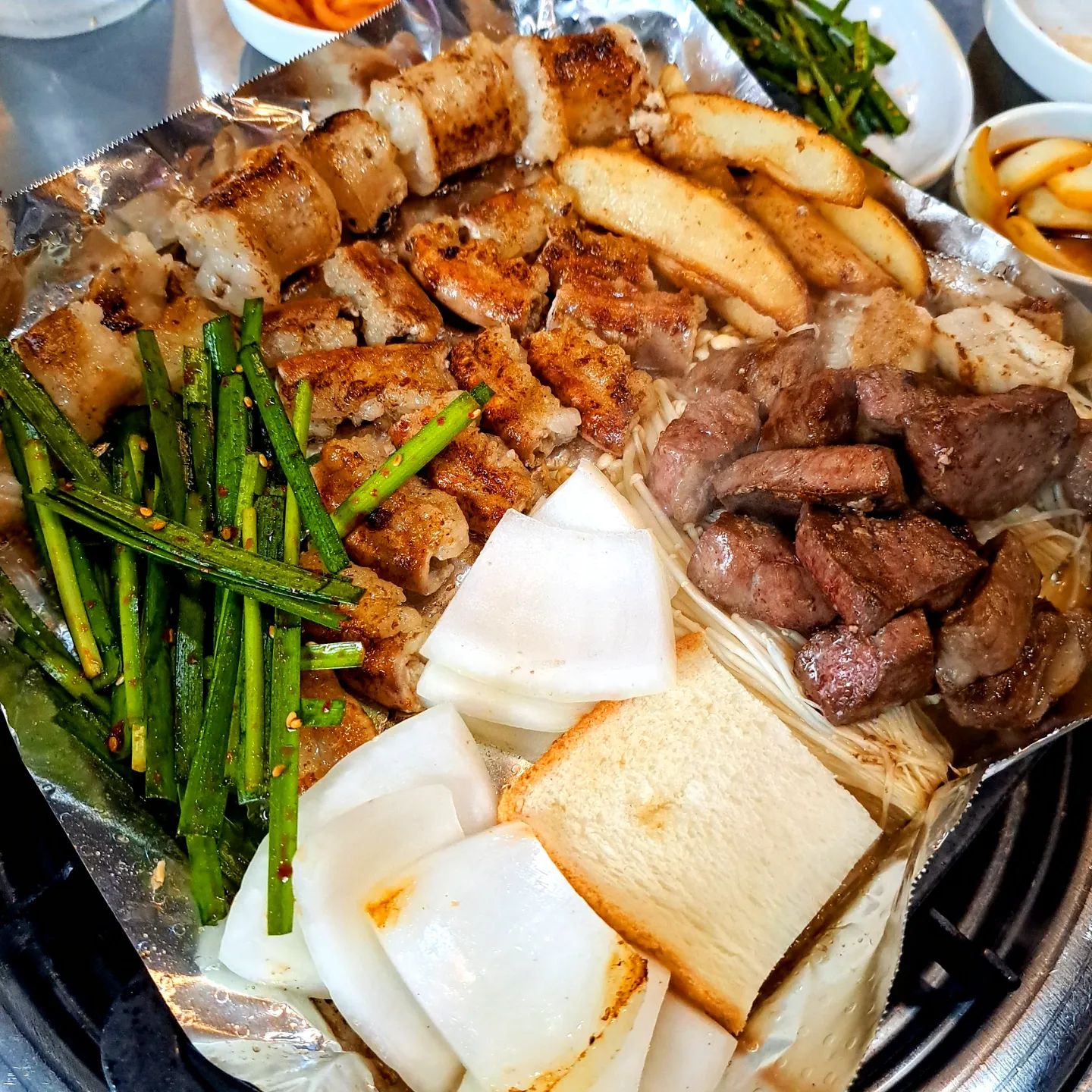 구리 1티어 소곱창 맛집 추천! <그냥소곱창집>
구리에서 소곱창 맛집 검색을 한번이라도 해본사람들은 모두 아는 그냥소곱창집 다녀왔어요!

여기는 곱창을 초벌해 놓거나 찌지 않고 생물로 바로 조리해서 진짜진짜 맛있는 곱창을 맛볼수있어요! 이런 방식덕분에 신선도도 아주 중요하게 생각해서 곱창이 진짜 신선해요

잡내도 전혀 안나서 먹기 너무 좋고 가격까지 아주아주 합리적이라서 둘이서 모둠하나 시키면 진짜 배터져서 나가요

소스나 반찬 모두 기성품이 아닌 모두 직접 만들어쓰시는 정성까지 완전 식재료 하나하나에 진심이에요

저희는 스페셜모둠을 주문했는데
소갈빗살+곱창+대창+염통+특양으로 구성되어있고 초벌을 거쳐 테이블 불판에 올려지는데 처음부터 끝까지 다 구워주셔서 아주 편하게 먹기만하면돼요ㅎㅎ

기본찬으로 천엽도 나오고 부추무침에 칼칼하니 맛있는 된장찌개까지!
아주 알차게 나와요! 국물이 있어서 따로 국물을 주문 안해도 되는 갓갓 맛집~

다먹고 볶음밥도 하나 먹었는데 볶음밥도 진짜 많아서 모둠하나에 볶음밥까지 하면 셋이 먹어도 아주 충분할거에요

그냥소곱창집이라는 이름은 그냥 언제든 부담없이 편하게 즐겨 찾아주셨으면 하는 바람에 지은 이름이라고 하네요! 가게 벽에 붙어있어요

진짜 가성비 좋고 맛도 최상급인 1티어 구리 소곱창 맛집 인정입니당

위치
경기 구리시 수택동 375-32 1층 그냥소곱창집
.
.
.
#그냥소곱창집 #구리맛집 #구리소곱창 #돌다리맛집 #가성비 #곱창 #뚱대창 #대창 #스테이크염통 #구리전통시장제2공영주차빌딩 #구리곱창 #구리돌다리 #곱창맛집 #소곱창맛집 #대창맛집 #가성비맛집 #구리데이트 #먹스타그램 #먹스타 #먹팔 #먹팔맞팔 #먹팔해요 #먹스타맞팔 #먹스타소통 #좋아요반사 #좋반 #좋아요테러 #likeforlikes #맛집추천