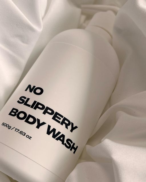 지지졔 on Instagram: "#광고

 신랑 바디워시로 히즈클린 노 슬리퍼리 바디워시 을 선택 했어요❤️ .

  원래 쓰던 바디워시는 아무리 몸을 닦아도 미끄덩 거림이 남아있어서  씻은 느낌이 안났다고 했는데 , 
좋은 기회에 신랑에게 너무나도 잘맞는 제품을  찾아서 좋은거 같아요 .
 

우리신랑이 쓸거니까 이것저것 따져봤어요!

✔️피부 자극 없는것 

워낙 예민한 피부라 제일 1번째로 우선시로
따져봤어요!

✔️잔여감

제일포인트는 이것! 잔여감 없이 뽀득뽀득 
닦이는것 ! 
역시나 신랑이 제일 만족해 하는 부분이었어요🫶

✔️향 

매번 장미향 꽃향 과일향 등등 
본인 취향이 전혀 아닌  바디워시을 사용해왔는데 , 
#히즈클린노슬리퍼리바디워시 는  #남성 들을 위한 제품 이라 그런지  가장 좋아하는 우디향이 나서 정말정말 좋아하고 만족해 하더라구요!👍👍

✔️평점 

솔직히 아무리 좋은 제품이라고 홍보해도 
판매량 과 리뷰 가 없으면 망설여 지는데 ,

출시 30일 만에 1차 물량 모두 완판 되었다니 믿고 써도 될만큼  남성들에게  인기도 많고 , 관심을 많이 받는 제품이구나 생각해서 
 바로  선물오 줬어요!

⭐️ 후기평 ⭐️ 

몸에서 우디향이 은은 하게 오래지속 되는 것도  장점 
미끌거는 잔여감 없이 뽀득뽀득 거려서 씻는 느낌이  좋대요 .
피부가 민감한편인데 ,
전혀 자극적이지 않고 보습감 또한 너무 만족 해해요!

구매링크 

https://smartstore.naver.com/heisclean/products/6172173719

#광고
#히즈클린
#바디워시
#바디워시추천
#바디워시향기
#바디워시선물
#바디워시추천템
#바디워시후기"
