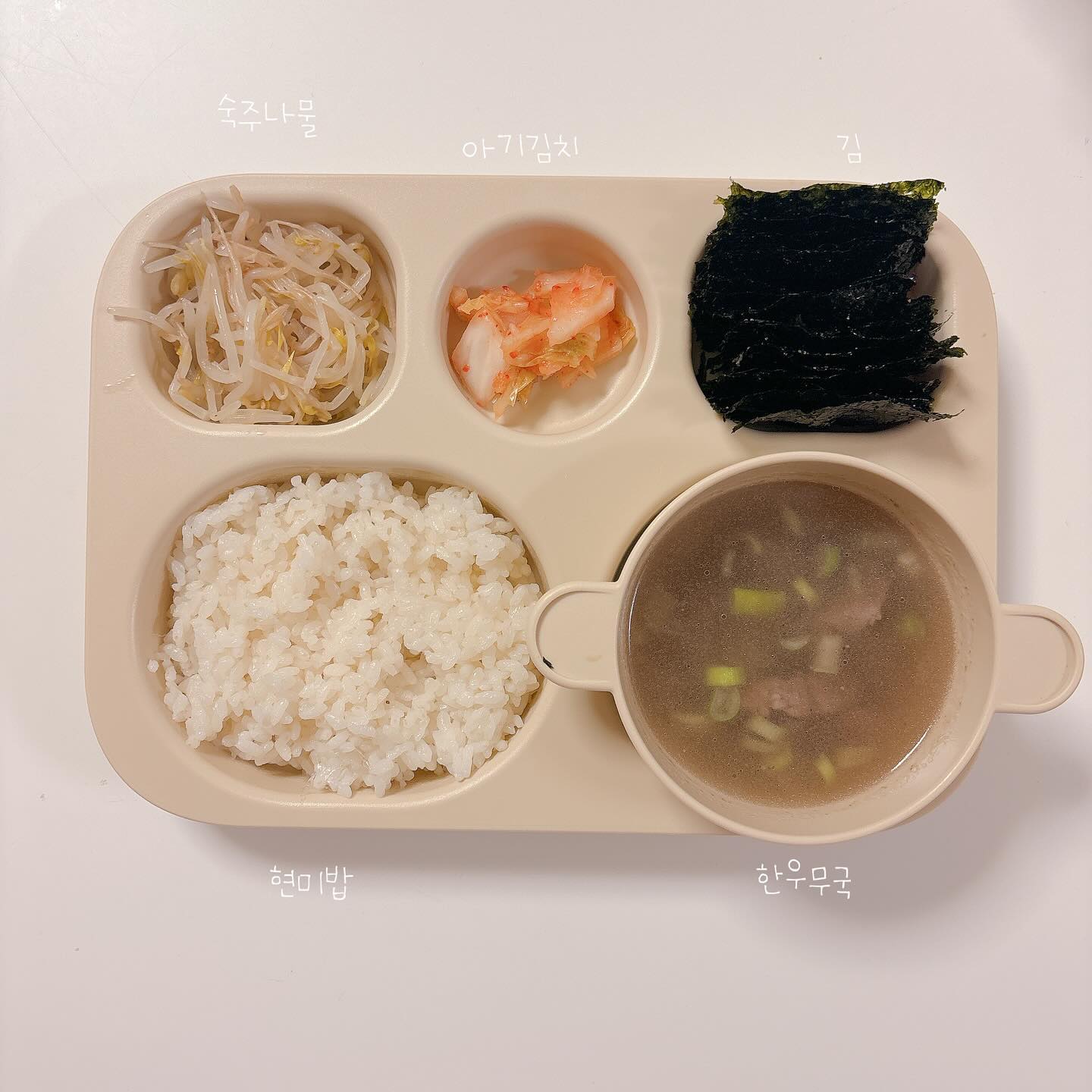#보아유아식
아침은 간단하게 한그릇요리🍳
저녁엔 3찬 1국 식판식🍱
뭘 해줘도 엄마요리사 최고!
외치면서 먹어주는 뽀아 덕분에
밥할맛 나는군!🩷

#유아식판식 #유아식 #유아식기록