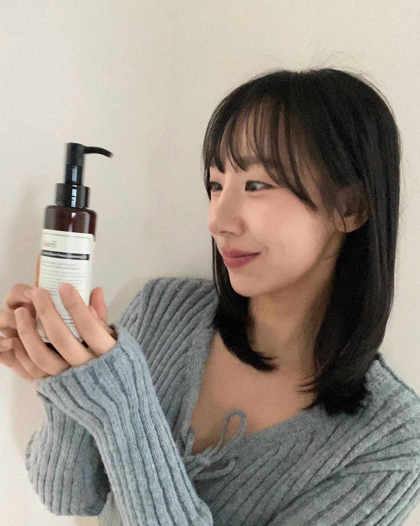 매일 사용하는 클렌징오일 🧴
민감성 피부도 사용할 수 있다길래 요즘 사용하고 있어요☺️
모공케어에도 좋고 비건 클렌징 오일이라고 해요
올리브영에서 만나보세요 😉

#제품제공 #클레어스 #젠틀블랙딥클렌징오일 #클렌징 
#클렌징오일 #블랙헤드 #클렌징추천 #블랙헤드제거 #블랙헤드관리 #클레어스 #저자극클렌징 #올리브영추천템