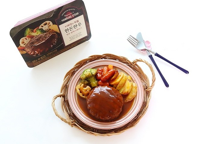 #광고

육즙 가득 맛있는 함박스테이크를 아이반찬으로 챙겨주면 아이의 밥공기는 금세 비워지지요?
이건, 아이뿐만 아니라 어른들도 좋아하는 메뉴기도 하고요.
냉장고에서 꺼내 그래도 전자레인지로 조리해 주면 되니 간편하고
맛있는 야채들 가득이라 더 좋아요.
함박스테이크 소스도 대박~

빅마마 이혜정의 두툼 한돈한우 함박스테이크에요.
우리고기 한돈 한우 고기만의 부드러운 육질과 뛰어난 맛으로 고기 본연의 맛을 잘 살린 빅마마 이혜정의 함박 패티와 비법소스로 온 가족이 함께 즐기기 좋은 메뉴로 가정에서 조리도 무지 간편해요.
냉동상태를 해동을 해준 뒤 필름을 개봉하지 않고 데워도 되는 스팀팩 전용용기를 사용해 스팀팩 전용용기는 온도에 따라 자동으로 수증기를 배출시켜줘 전자레인지에서 데워도 터지지 않으며 열이 골고루 전달되어 음식의 풍미를 더해주고 조리시간을 단축시켜주므로 편리성을 높인 즉석조리용 전자레인지 전용용기에요.

멋진 함박스테이크 : 700W 4분 30초 / 1000W 4분 10초
함박스테이크 : 700W 3분 / 1000W 2분 40초

멋집 함박스테이크 + 함박스테이크는 이중성형 특별 공법으로 겉반죽과 속 반죽을 다르게 이중으로 성형해 풍부한 육즙과 좋은 식감을 
그대로 지켜내 높은 퀼리티 고기 맛을 자랑하며 
신선한 토마토로 만든 상큼한 토마토소스와 돈까스 소스를 최적의 비율로 혼합해 만든 빅마마 이혜정의 특제소스로 함박패티와 잘 어울려요.

지금, 

신규가입을 하시면 신규가입 20% 할인쿠폰 발급과 함께 구매금액의 10% 적립금 추가 혜택도 주어진다고 하니 참고하세요.

https://www.kitchenstory.kr/product/hamberg

https://smartstore.naver.com/kitchenstory1/products/5293936692

​

​#아이반찬 
#함박스테이크 
#햄버거만들기 
#홈브런치 
#함박스테이크소스 
#맛있는수다 
#일상 
#술안주 
#함박스테이크