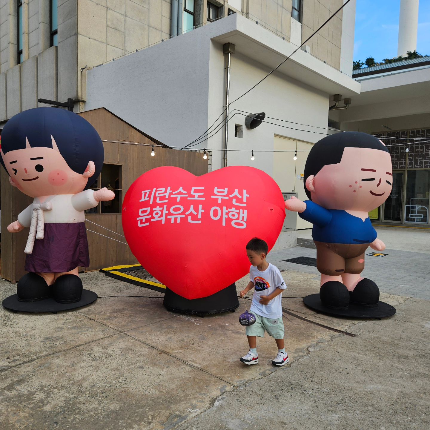 간만에 축제 나들이

부산근현대역사관에서 진행된
피란수도 부산 문화유산 야행에 가보았다.

야행이라는 이름답게 17시부터 22시까지만 했다.

장터에선 레트로 물건들도 팔고
아이들 체험도 등불, 키링 만들기, 페이스 페인팅 등
꽤 다양하게 있었다.

역사 인물들 스탬프 투어는 단지 스탬프만이 아니라
그 인물에 대해 연기하는 분들이 들려주는 이야기를
듣고 받을 수 있었다.

처음 와보았는데 하나하나 정말 짜임새 있고 
단지 보고 듣는 게 아니라
남녀노소 모두 그 속에 들어와 참여하다보니
더욱 즐겁고 재미있었다.

축제 좋아하는 서우 내년 축제일정에 하나 더 추가👍

가던 길에 깡통시장까지 들렀더니 쇼핑 한가득🫠

#부산축제 #부산아이랑가볼만한곳 #부산근현대역사관 #축제 #축제스타그램 #피란수도부산 #피란수도부산문화유산야행 #국제시장 #깡통시장 #남포동 #용두산공원 #40계단 #나들이 #주말스타그램 #레트로