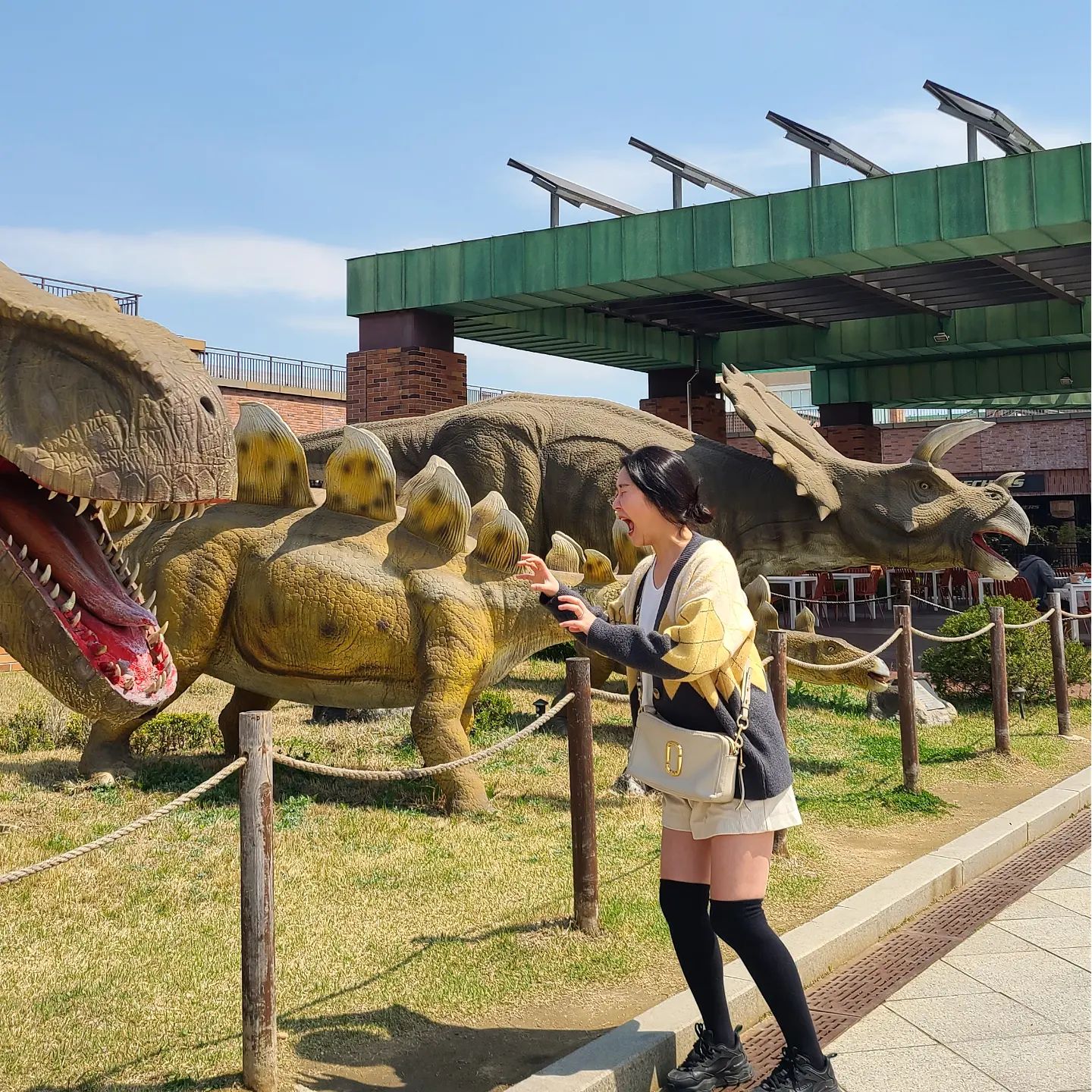 햅뻘떼 투 긍정 ❤️

출근준비하던 남편이 
'이런날 쓰라고 연차가있는거지' 라며 냅다 연차써버림

밥 먹고 집 근처 아울렛 겁나 싸돌아 침

난 진짜 필요한게없는데
뭐라도 사야 끝날 것 같아 원피스 하나 지름

좀 걸었다고 배고파서 파스타 맵게, 습습 컥컥 난리

당충전하러 스벅, 한입먹고 찍은 초코케이크

이거 다먹으면 한바퀴 더 돌 것 같음. 종아리 알 뿜뿜

오늘 언니랑 형부 조카도 온다는데
저녁에 추가로 뱃살 뿜뿜예정

그래두 아침부터 계속 기분좋음
낮잠 한숨 자면 더 기분 좋을 것 같음

초코케이크 다 먹음..
일어나야 될 거 같음.. 

생일추카해 긍정❤️

#긍정이일상 #2024_생일 
#선물어마마 #뭐이런걸다 #하튜뿅뿅 
#나_이제_파주시민 #파주운정 #논너오세여 ❤️