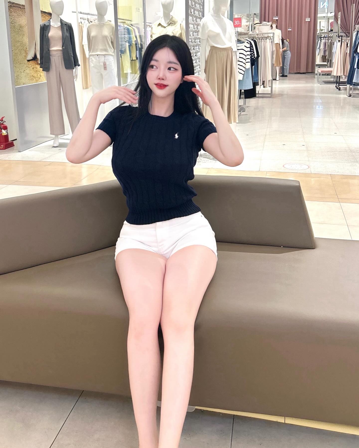 🍒 5/1~5/4 4일간 진행되는 폴로 여성 숏 슬리브 공구 🍒

폴로 여성 숏슬리브 실내 실외 장소 구애없이 
편하게 입을 수 있는 베이직템이에요 
제가 어깨가 넓은데도 여리여리하게 잡아주는게 최고 ㅠㅠ
통풍 잘 되고 재질이 좋아서 여름에도 부담없이 입을 수 있는데
신축성도 있어서 핏도 예쁘게 떨어져서 후회없는 아이예요 🪽

20만원대 정품을 넘 좋은 가격 8만원대에 🤤💕

폴로 셔츠나 티 자주 입는 남성분들은 
폴로는 커플룩으로 입었을 때 넘 예쁜 것 같아서 
여자친구 선물로도 추천드려요 🎁

> 구매는 프로필링크에 
https://pickandshop.co.kr/product/detail.html?product_no=210

#공구#공구오픈#공구마켓#폴로공구중#폴로공구#공구요정#공구특가
