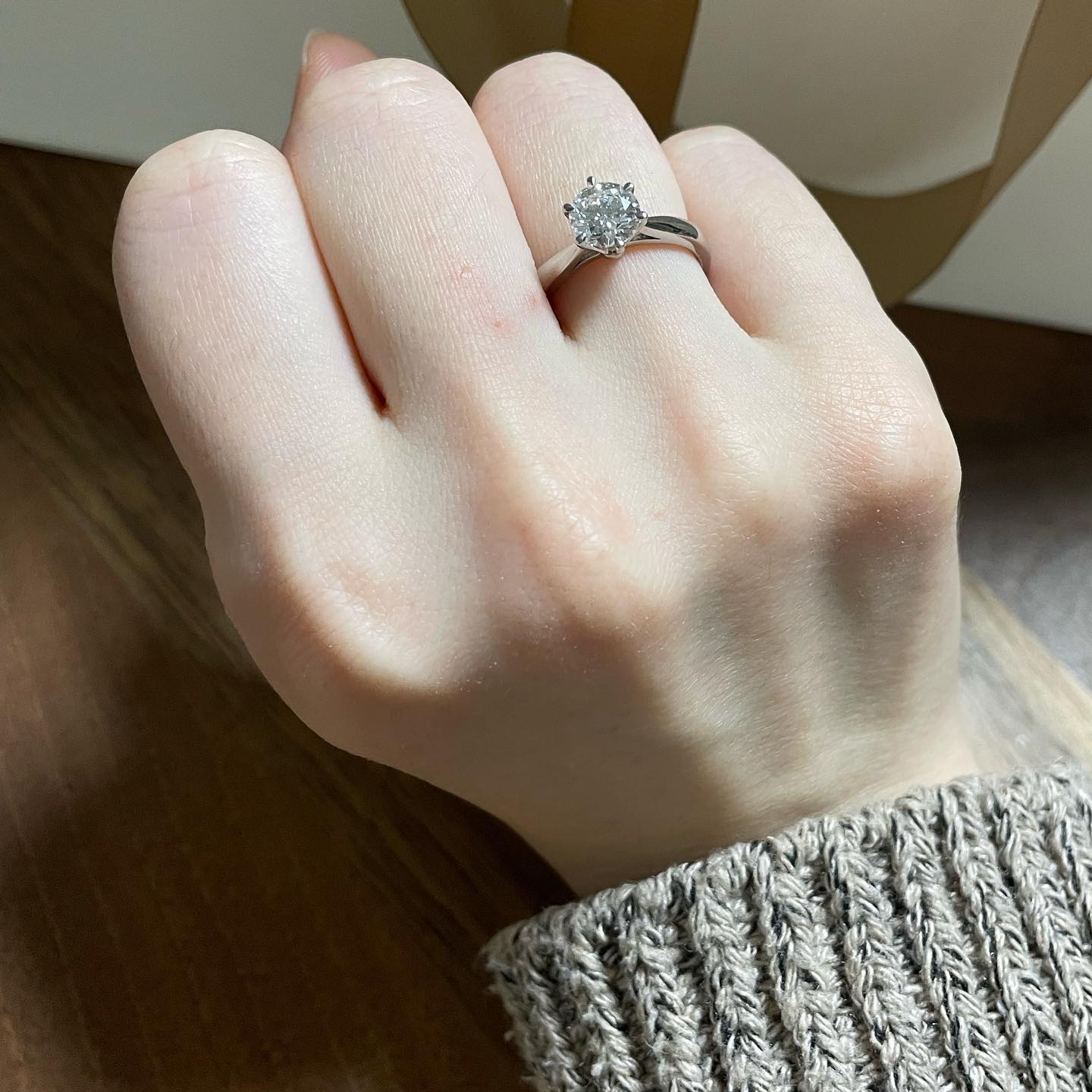 소중한 나의 웨딩링💕
겨울에 미리 맞춰놨었는데 스튜디오 촬영 시작하면서부터 이제야 가끔씩 끼네요ㅎㅎ
다이아 1캐럿에 6발은 불변의 진리다!💍
#웨딩링#다이아반지#다이아링#프로포즈링#다이렉트결혼준비
direct.wedding

👉🏻 다이렉트결혼준비 카페로 계약시 혜택 팍팍!
👉🏻 포인트활동으로 무료스드메 가능!
👉🏻 카페 가입시 추천인 로지선데이 입력하면 30,000포인트 증정