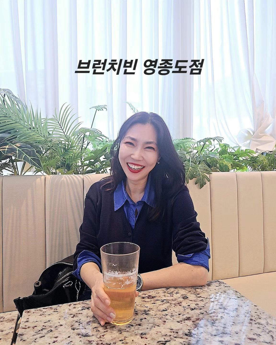 #협찬 #브런치빈영종도점
brunchbean_official

분위기 좋고 맛도 좋은 뷰맛집 인천 영종도 브런치빈 다녀왔어요.

루프탑에서는 멀리 인천 앞바다가 보이는 오션뷰맛집이예요.

데이트코스나 모임으로도 적격이구요.

신메뉴 브라타썬셋과 통 베이컨 스테이크를 주문했는데요

통베이컨 스테이크는
담백하게 구워낸 야채들과 오랜 시간 훈연하여 감칠맛이 풍부한
베이컨이 통째로 나온 스테이크로 식감이 최고였어요.🍛🍛🍛

브라타썬셋은
새콤한 토마토소스와 고급진 부라타 치즈가
어울려 부드럽게 넘어갔네요.🍲🍲🍲🍲🍲🍲

매주 마지막주 수요일은 브런치빈데이로
33,000원 이상 주문시 치즈인더파니니 1개 증정
55,000원 이상 주문시 스파잇쉬림프파스타 1개 증정하는
이벤트가 있네요.

🏠 인천 중구 자연대로 47

#영종도브런치 #영종도브런치카페 #영종도데이트
#영종도데이트코스 #영종하늘도시카페 #영종도카페
#영종카페 #영종데이트 #인천카페 #인천브런치
#인천브런치카페 #인천데이트코스 #인천맛집 #영종도맛집
#하늘도시맛집 #하늘도시카페 #영종도예쁜카페
#브런치빈 #영종도루프탑 #영종도파스타