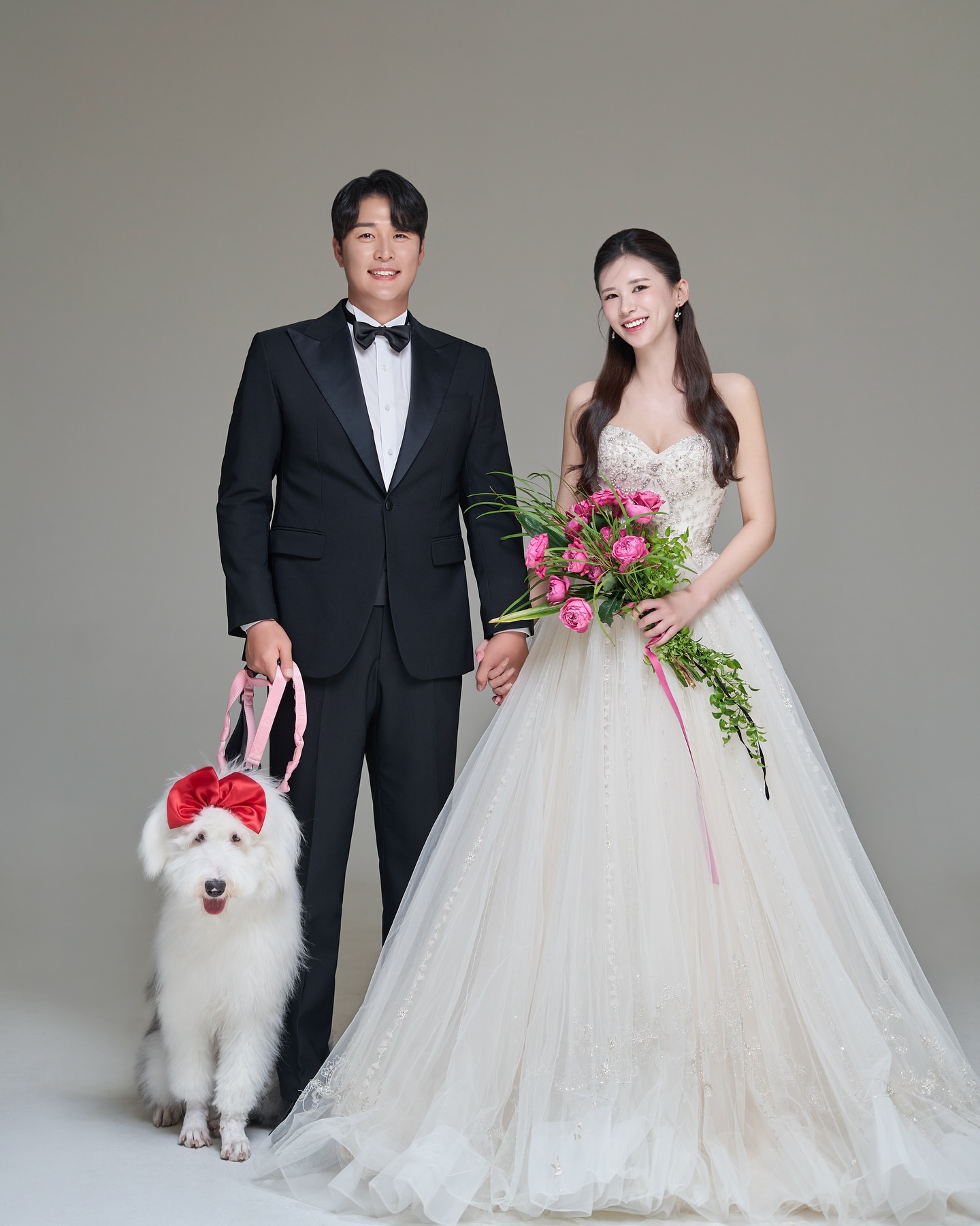 .
이 사진에서 제일 고생한건 박밍키❤️
첨보는 사람들, 지하스튜디오, 카메라, 조명
모든게 다 신기했을텐데
착한 밍키가 아주 잘해줬다
10년후에 또 하자 우리❤️
.
#스튜디오 #촬영 #가족
#요술공주밍키 #대형견 #대형인간 #대형가족