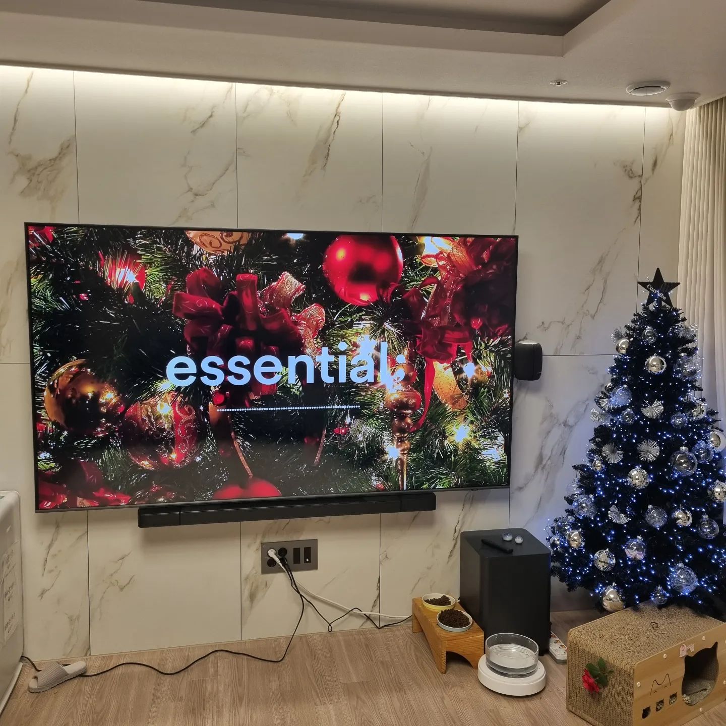 이사간 언니네서 보낸 #메리크리스마스🎄 

85인치 티비와
비싼 트리와 함께하니
크리스마스 분위기가 절로나네 ㅋㅋㅋ 🤣🤣

역시..
난 자본주의의 노예인가

#봉담자이라피네
#집은역시새집 
#에센셜티비나도해봄
#크리스마스이브🎄