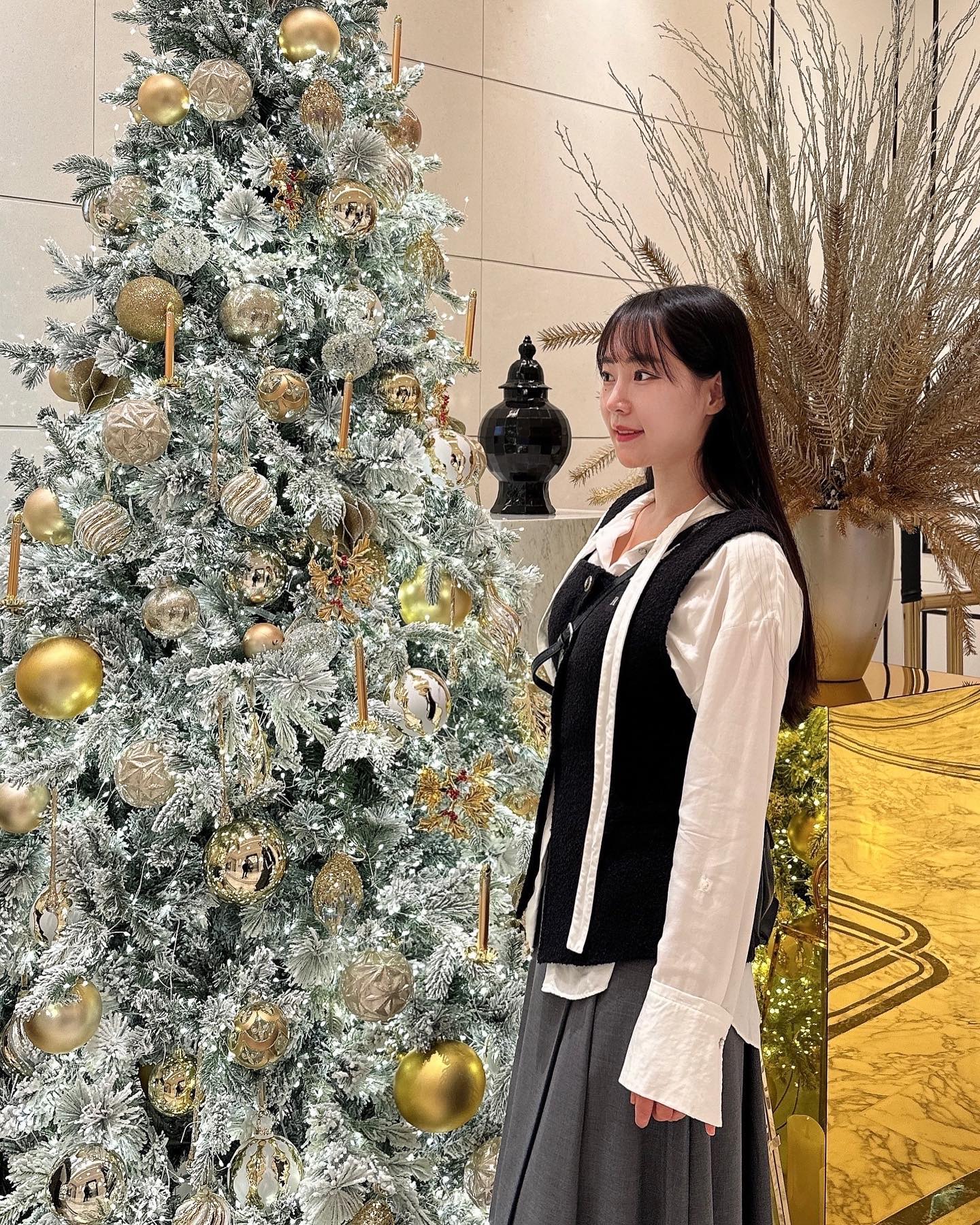 소피텔에서 만난 연말 무드 🎄
페메종 다녀왔는데 곧 후기 올려볼게요 🫶🏻
⠀
⠀
⠀
⠀
⠀
⠀
⠀
⠀
#소피텔 #소피텔앰배서더서울 #호캉스 #호캉스추천 #잠실 #잠실데이트 #클래식룩 #클래식코디 #연말룩 #연말감성 #코디추천 #겨울코디 #여자코디 #여자겨울코디 #여자정장 #정장코디 #올드머니 #올드머니룩 #올드머니패션 #엣드맹