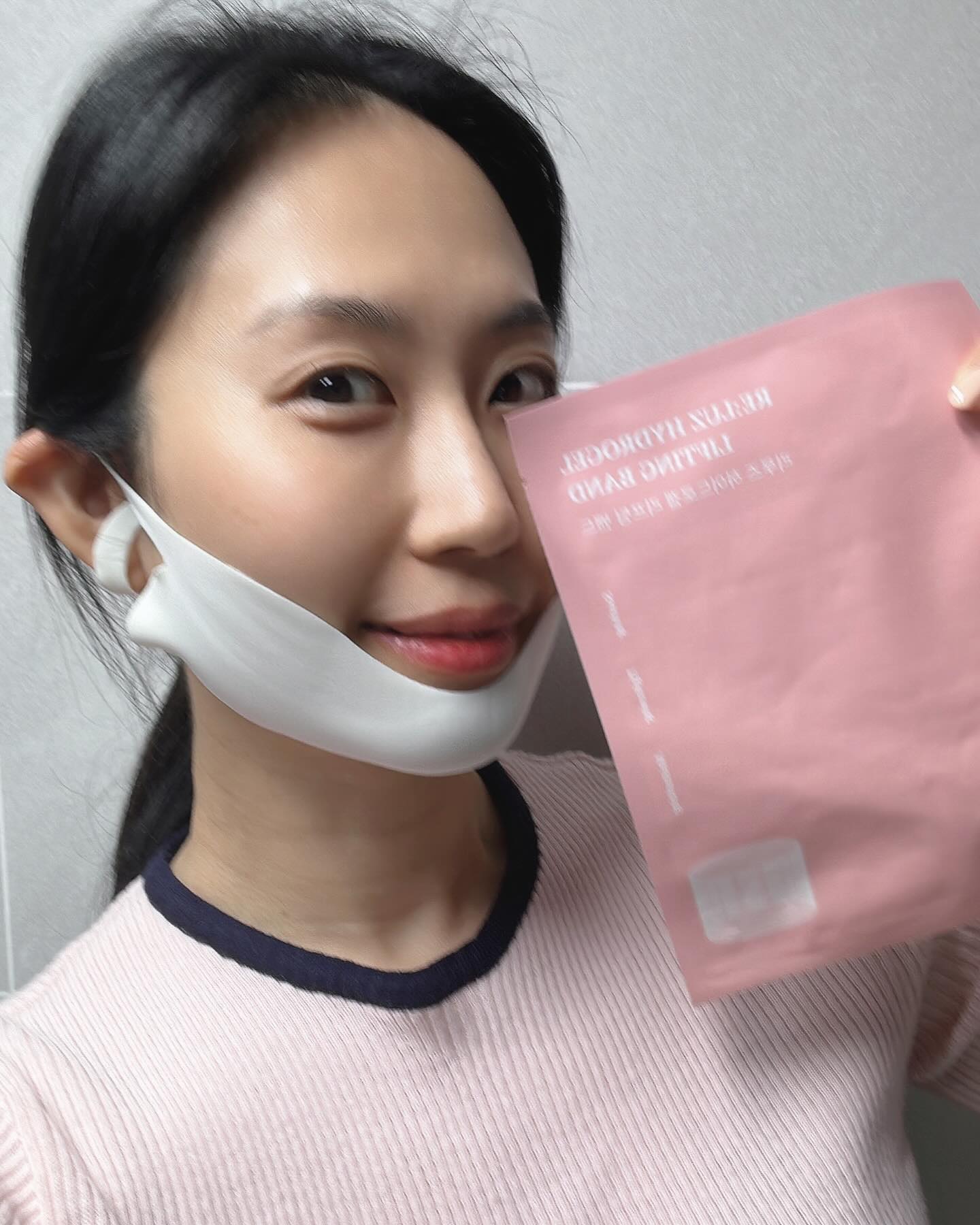 #협찬

제 턱선 어때요??😳
턱선이 날렵해졌죠??🫶🏻

이번에 직접 사용해본 [리루즈] 리프팅밴드는
앰플이 흐르던 일반 리프팅밴드와 다르게 
하이드로겔이 밴드와 일체형으로 결합되어있어
페이스라인에 쫀쫀하게 밀착되다보니
턱선붓기와 주름개선기능까지 한번에 효과를 볼수 있는 제품이예요.

퇴근후 씻고 티비보면서 스트레칭하면서 쉽고 편하게 사용할수있어 
저는 지금!!도 착용하며 인스타를 하고있답니다^^

무엇보다 순하고 착한 안심성분으로
임신.수유 중에도 안심하고 사용할수 있어요👍🏻

#reluz #리루즈 #리루즈마스크팩 #리루즈리프팅밴드 #마스크팩 #리프팅밴드 #리프팅팩 #리프팅마스크 #브이라인리프팅밴드 #브이라인 #브이라인팩 #턱관리 #뷰티스타그램 #리프팅 #홈케어
#골린이#피부관리 #턱선