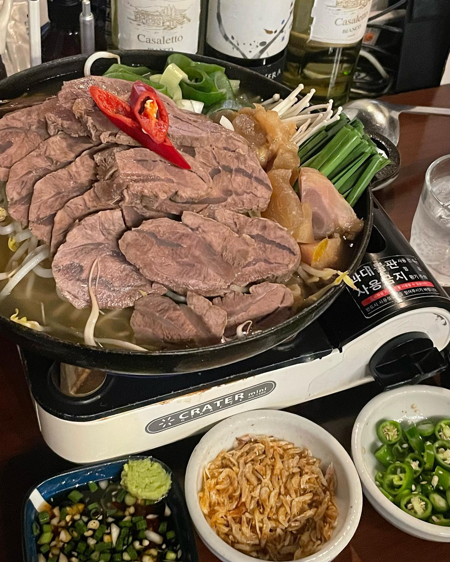 대전에서 젤 좋아하는 술집 #김신문 🖤
항상 웨이팅이 많아서 가기 힘들지만ㅠㅠ 아롱사태전골 대존맛이라서 기다릴 수 이쓤🥹 옛날엔 국수도 줬었는데ㅠㅠ국수 이제 안줘서 아슙,,,🥲
아롱사태전골에 김치말이밥까지 하면 그냥 말해뭐해 조합이댱😘 비 오고 흐린 날 가니까 더 존맛🐷
담에 또 가야징❣️
.
#대전맛집 #대전 #대전데이트 #대전여행 #대전가볼만한곳 #갈마동맛집 #맛집 #맛스타그램 #맛스타 #맛집투어 #맛집추천 #맛팔 #맛집탐방 #먹스타그램 #먹스타맞팔 #먹방스타그램 #먹부림 #먹스타 #선팔하면맞팔 #먹방그램 #음식 #음식스타그램 #음식사진 #음식추천 #먹팔 #좋아요반사 #좋반 #협찬문의 #협찬가능