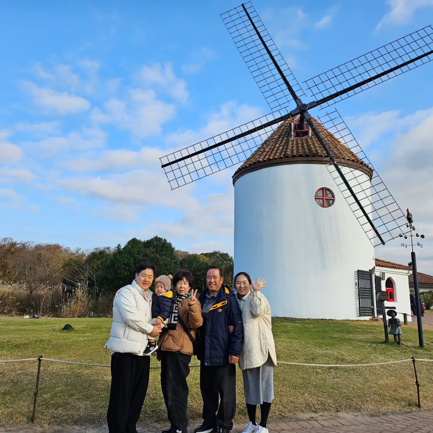 231126 #에코랜드 
#결혼기념일여행 

시부모님+서호랑 제주도 1일차 
날씨가 너무 좋았음! 
에코랜드, 많이 가봤어도 
같이 가는 사람이 달라지니 
매번 새롭고 즐거워👍

#시엄빠찬스 #결혼기념일
#2주년
#올해두번째제주 
#제주도여행 #14개월아기 
#시댁과함께 #여행중 
#에코랜드테마파크