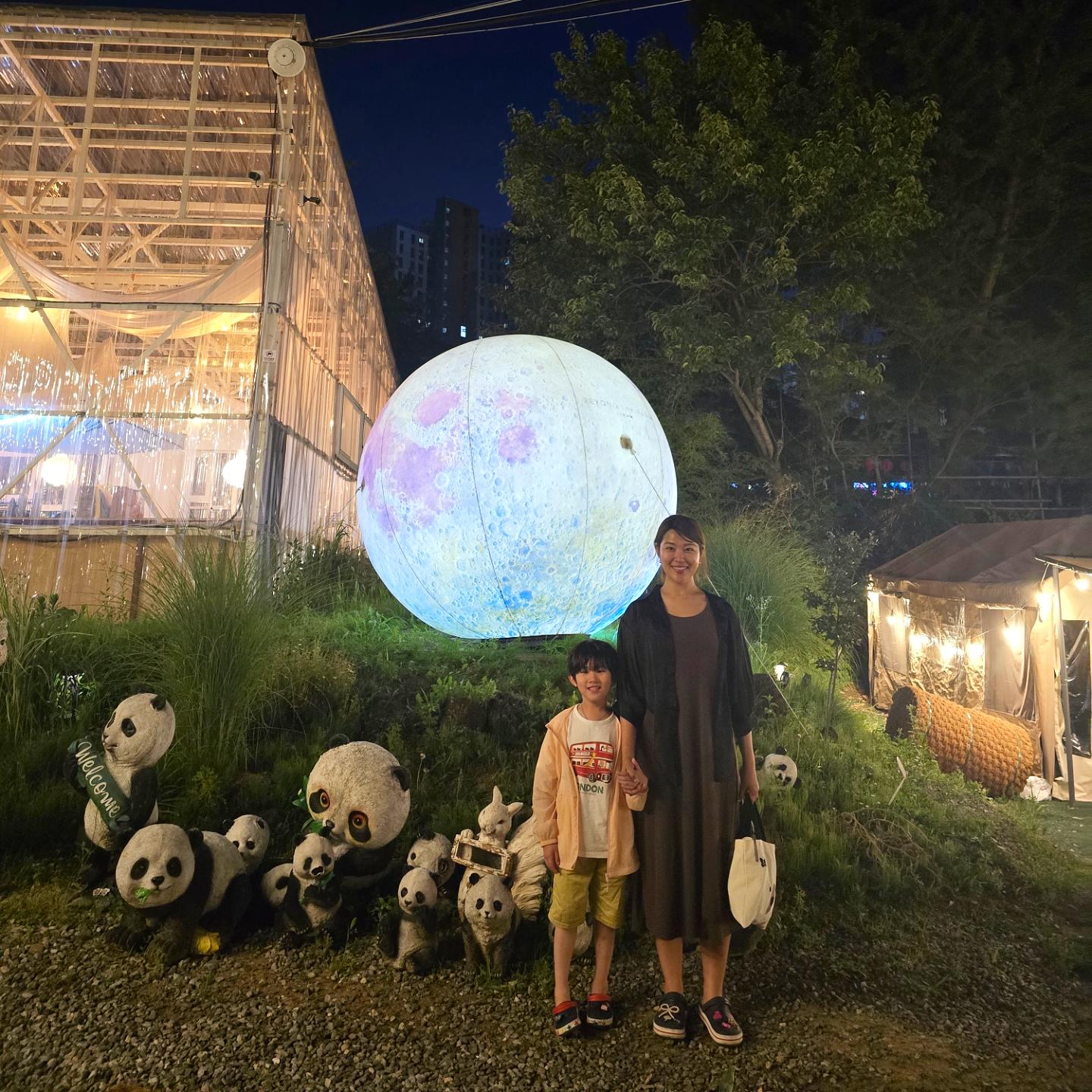#협찬

올 초 조리원친구들과 생일파티했던 #비욘더팜 을 또 다녀왔어요-

추울때 방문했을때도 좋았는데 여름에 방문하니 수영장이 생겨 더 좋더라구요!

에어풀장 2개와 슬라이드, 샤워실구비

혼자갔는데 나중에 온 형아 누나 동생이랑 너무 잘 놀았어요!!

서울근교 하남에 위치해 가깝고 당일 캠핑이 가능해서
평일에 하원하고 다녀왔어요-
낮에는 한산했는데 저녁이되니 가족, 친구, 회사모임 등 사람들이 많아지더라구요

캠핑가려면 텐트부터 챙겨야할게 많은데 
다 준비되어있어 먹을것만 챙겨가면되니 간편!!

낮에도 멋진데 밤이되니 또 다른매력이있어 계속 머물고싶었네요^^

.

#체험농장 #서울근교캠핑 #바베큐장 #당일캠핑 #셀프바베큐장 #당일글램핑 #애견동반캠핑장 #글램핑 #아이와가볼만한곳 #야외수영장 #주부인플루언서냥냥