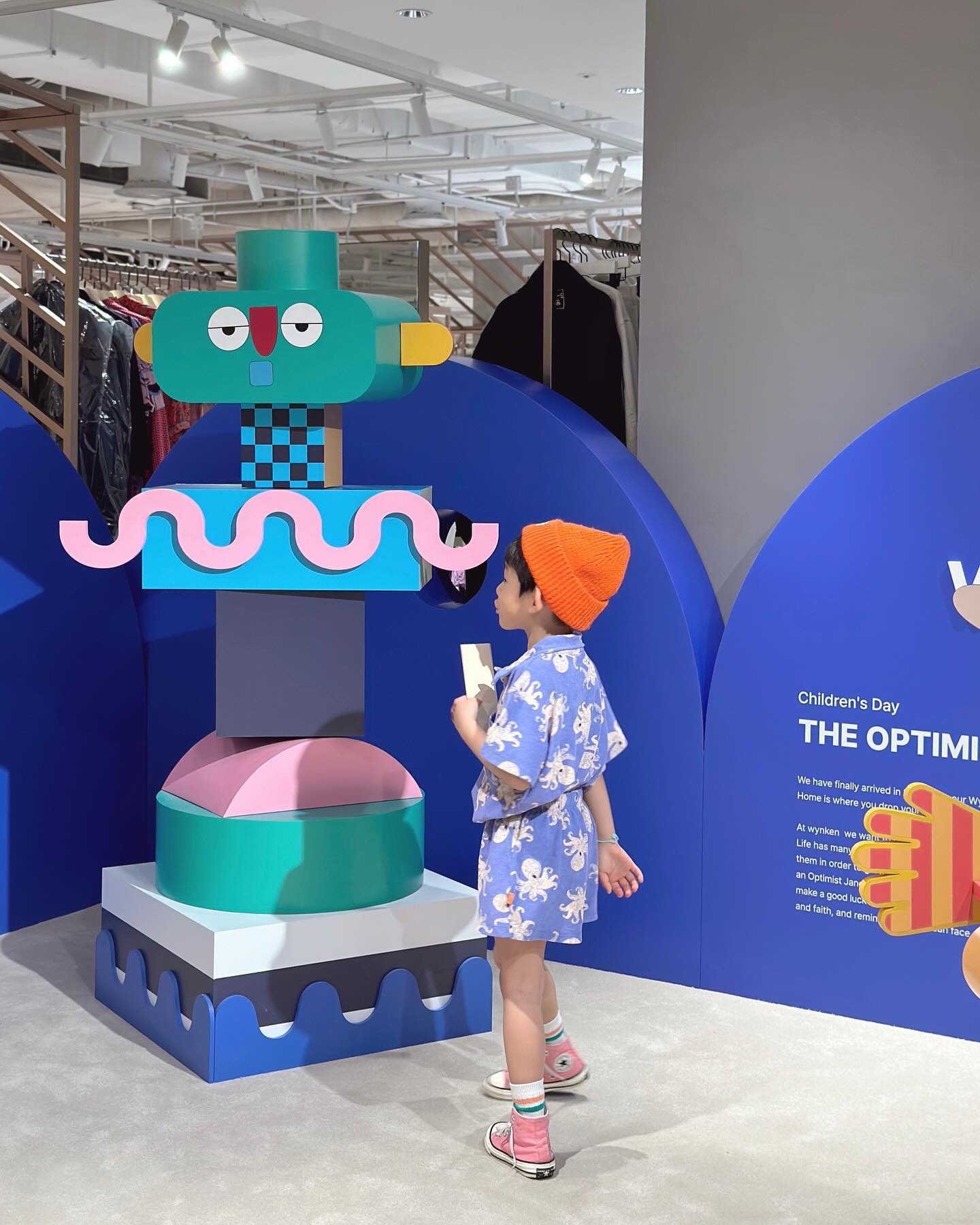 ⠀
littleground X wynken ‘THE OPTIMIST‘ POP-UP STORE
⠀

한창 추울때 24SS THE OPTIMIST 시즌 패턴으로
진작에 장만해놓은 유준이 최애 윙켄 옷 드디어 개시- 🐙
어린이날 연휴 첫 날, 날도 더워서 딱 너무 예뻤다 😍🤍
⠀
팝업에 세개의 미션을 하게 되어 있는데
미션 도장 모으기가 취미인 정유준은 ㅋㅋ
마지막 미션인 퀴즈 못 맞출까봐 조마조마 ㅋㅋㅋㅋ
미션 상품 같은건 관심 없고 그저 도장찍기 좋아하는 거 보면 더 신기해.. 😊
도장 모양이 토템 얼굴인거 알아차린 것도 대단..!
⠀
팝업 가면 특히 럭키참은 꼭꼭 만들어야됩니다,
지짜 너무 예쁨 🖤
(예쁜데 공짜……..🖤🖤)
정유준 안주고 내 가방에 걸어다니고 싶다 ㅋㅋㅋ
⠀
내일은 윙켄 총괄 디렉터도 만날 수 있다던데
여행 가는 바람에 못들리는게 아쉽당-

너무너무 신났던 리틀특파원 활동, 재밌다아😎
⠀
⠀
#littleground X #wynken
littleground wynkenkids
⠀
#협찬 #리틀그라운드 #EVERYDAYLITTLE #윙켄 #THEOPTIMIST #리틀특파원
⠀
⠀
⠀
⠀