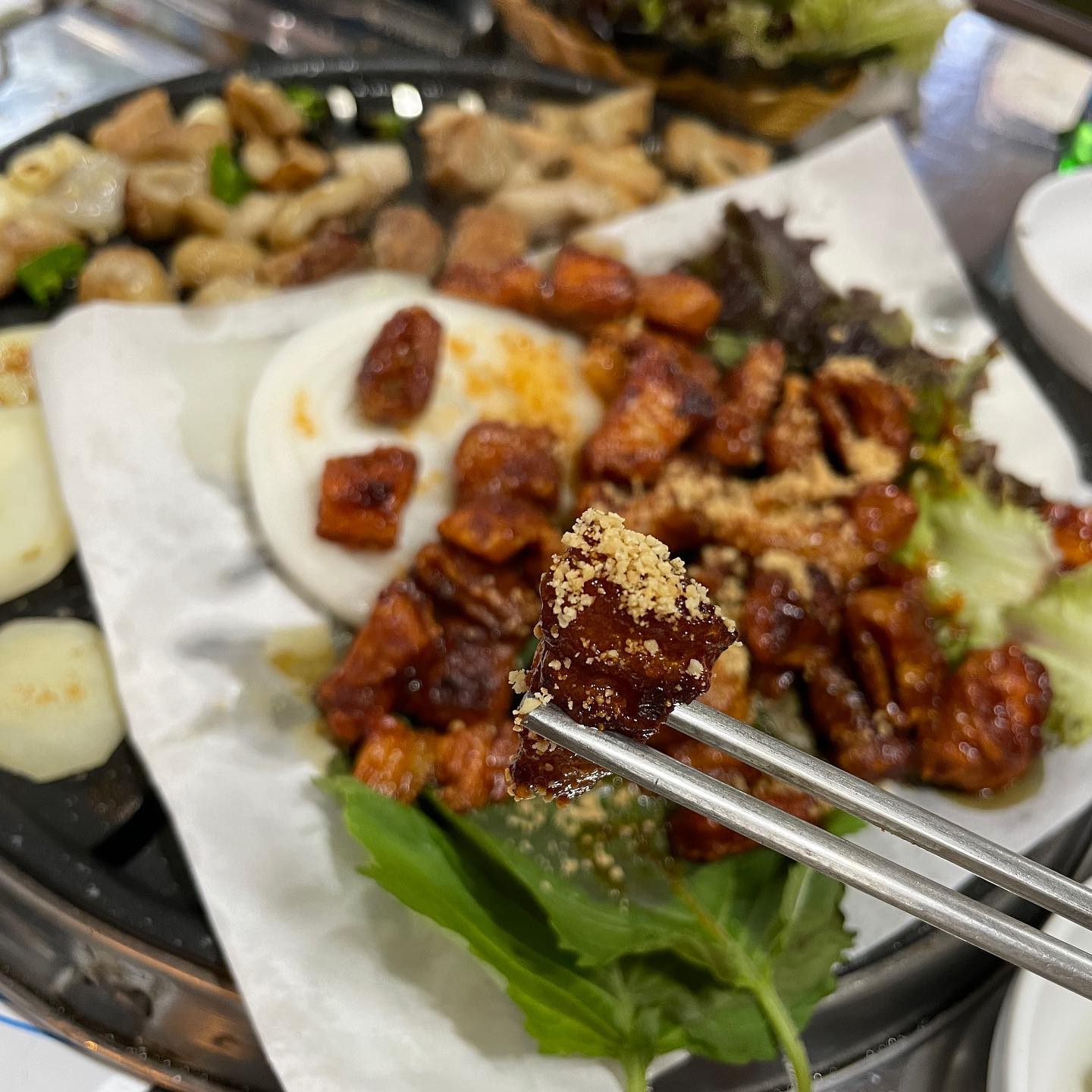 #협찬
술과 맛있는안주가 있다면
어디든 달려가는 나!
오늘은 수영문현곱창전문 너로 정했다!!
.
반반메뉴인 소금구이와 양념 막창🐽
이집은 친절한 사장님이 초벌해주시고
상냥한 사모님이 맛있는 찬과 볶음밥을 해주세요
친절함에 막창맛이 더해지니 기분좋은 술자리😍
.
시락국이 아주 엄지척척👍 술꾼들은 달려가야해요
잡내가 전혀없고 부드럽고 쫄깃쫄깃한 막창이 넘맛있어요
.
먹는내내 배달 콜! 우와 역시 인기많은집이였어
우리집도 배달되면 좋겠답❤️
수영문현곱창전문 이집은 막창구워주는 곳도 깨끗해요
수시로 기름때제거하시고, 청결에 신경쓰시는게 느껴졌습니당
.
부산 수영구 연수로401번길 8
수영문현곱창전문
.
.
#협찬 #수영문현곱창전문 #수영맛집추천 #수영맛집 #수영역맛집 #수영곱창 #수영역곱창 #수영곱창맛집 #부산곱창맛집 #수영곱창추천