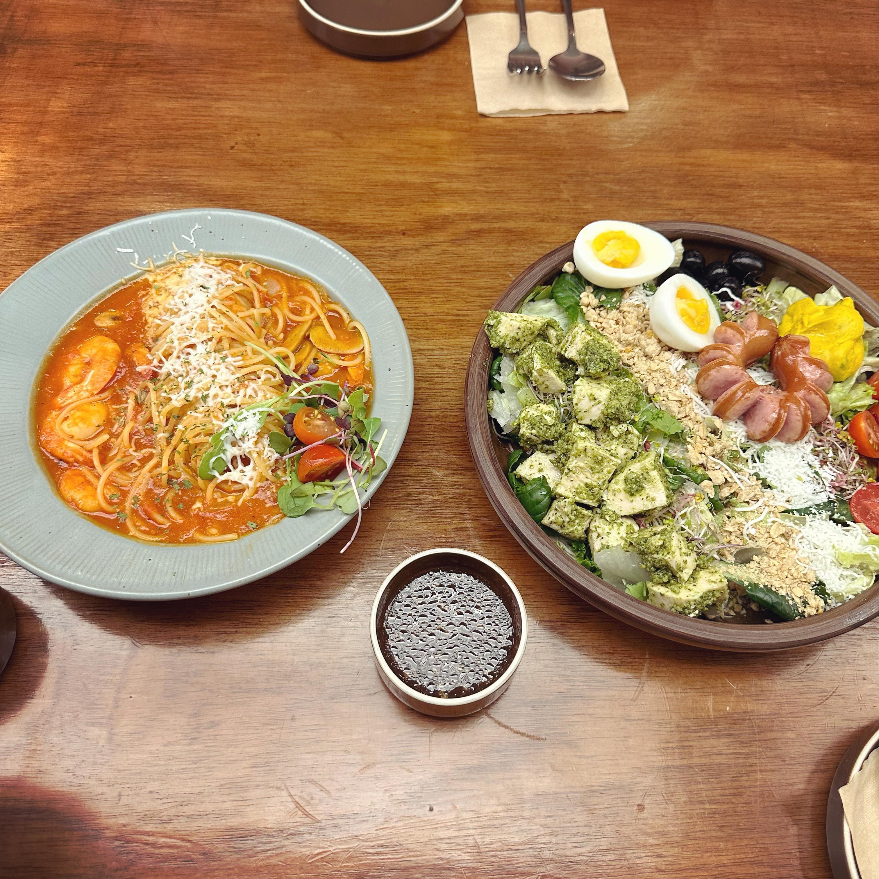 .
🍽️

#salad #pasta #사생활 #brunch