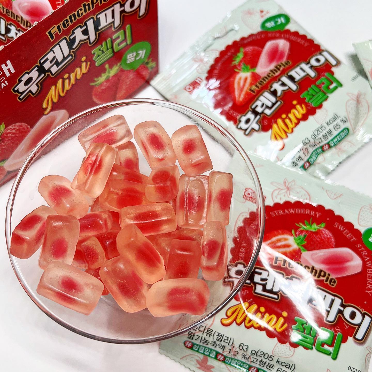 해태 후렌치파이젤리🍓 #협찬
.
이번에 새로나온 후렌치파이젤리🍭
이전버전은 겉에 설탕이 뭍어있는 제품이었는데
이번건 질기지않고 말랑말랑한 젤리 안에 잼?이 들어있어서
씹으면 톡톡 터지는 느낌의 젤리였음😋
개인적으로 이게 더 내 취저였다💕
딸기맛 말고 샤인머스캣맛도 있는데
샤인머스캣 향을 얼마나 구현해 냈을지 궁금해서 사 먹어볼 예정😆
.
.
해태제과로부터 소정의 원고료와 제품을 제공받아 작성된 후기입니다.