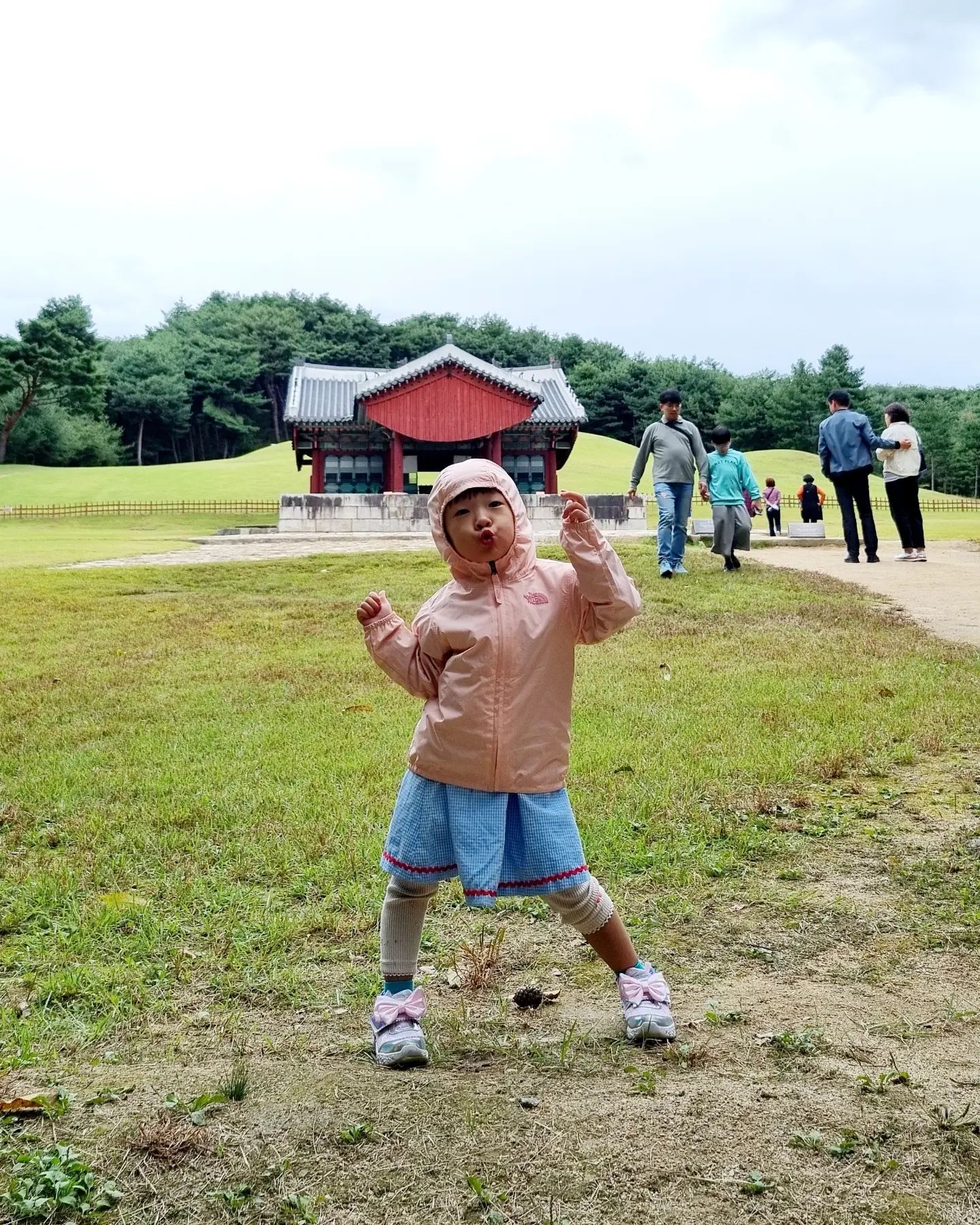🅒︎🅗︎🅐︎🅔︎_🅢︎🅘︎🅢︎🅣︎🅔︎🅡︎🅢︎

#채자매
채은이 #졸귀탱

.
.
.
.
.
#융건릉
#딸스타그램 #둥이스타그램 #딸둥이 #쌍둥이  #자매스타그램 #딸셋 #육아스타그램  #육아 #육아일상 #딸 #딸바보아빠 #딸바보그램