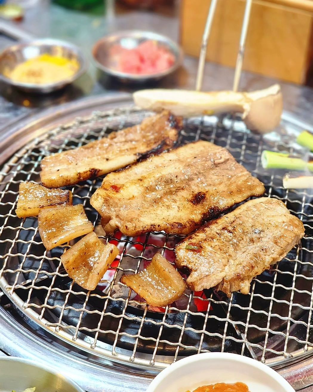 #협찬

친구랑 
부평동 #부연숯불갈비 에서
맛있는 저녁 먹고 소맥도 한잔🍻

초벌 해서 나오는  돼지갈비랑 껍데기 
기본 상도 정말 알차더라구요~

얼큰하고 큼직한 고기가 듬뿍 들어있는
김치찌개에 밥도 먹고

노포 분위기가 좋아서 
술도 술술 🤣
양도 많고 맛있는
#부평동갈비맛집 부연숯불갈비
또 와야징😍

.
.
#부산갈비맛집 #부평동갈비
#부평동맛집 #부연숯불갈비
#부산부평동맛집
#디너의여왕 #갈비맛집
#부산맛집추천 #부산갈비