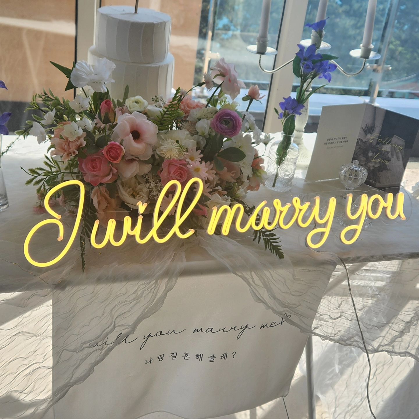 #쏠레드라이트 #LED #네온

#답프로포즈 할때 사용한 #iwillmarryyou 네온...!!

벽에 걸수도 있게 되어있지만
프라이빗룸에서 거는것보다
이렇게 세워두는게 더 이뻐서 테이블에 세웠더니
아주 꽉찬느낌으로 넘 이뻤어요...🩷

셋팅이되어 있는 룸에 ❝I will marry you❞ 가 네온으로 딱 들어가니 포인트가되고 넘 이쁘더라구요💛

마지막 사진이 네온 켜기전인데 그냥봐도 이쁜..♡

네온은 생각도 못했는데 뜻하지 않게 인스타 구경중 알게되어 이렇게 이쁘게 성공적으로 답프로포즈를 한 것 같아요😍

특별한 날에 이렇게 네온으로 이벤트 하는도 너무 좋은 것 같아요!!
집에 장식용으로도 넘 이쁘답니다👍👍

#이벤트추천 #네온사인글귀 #네온이벤트