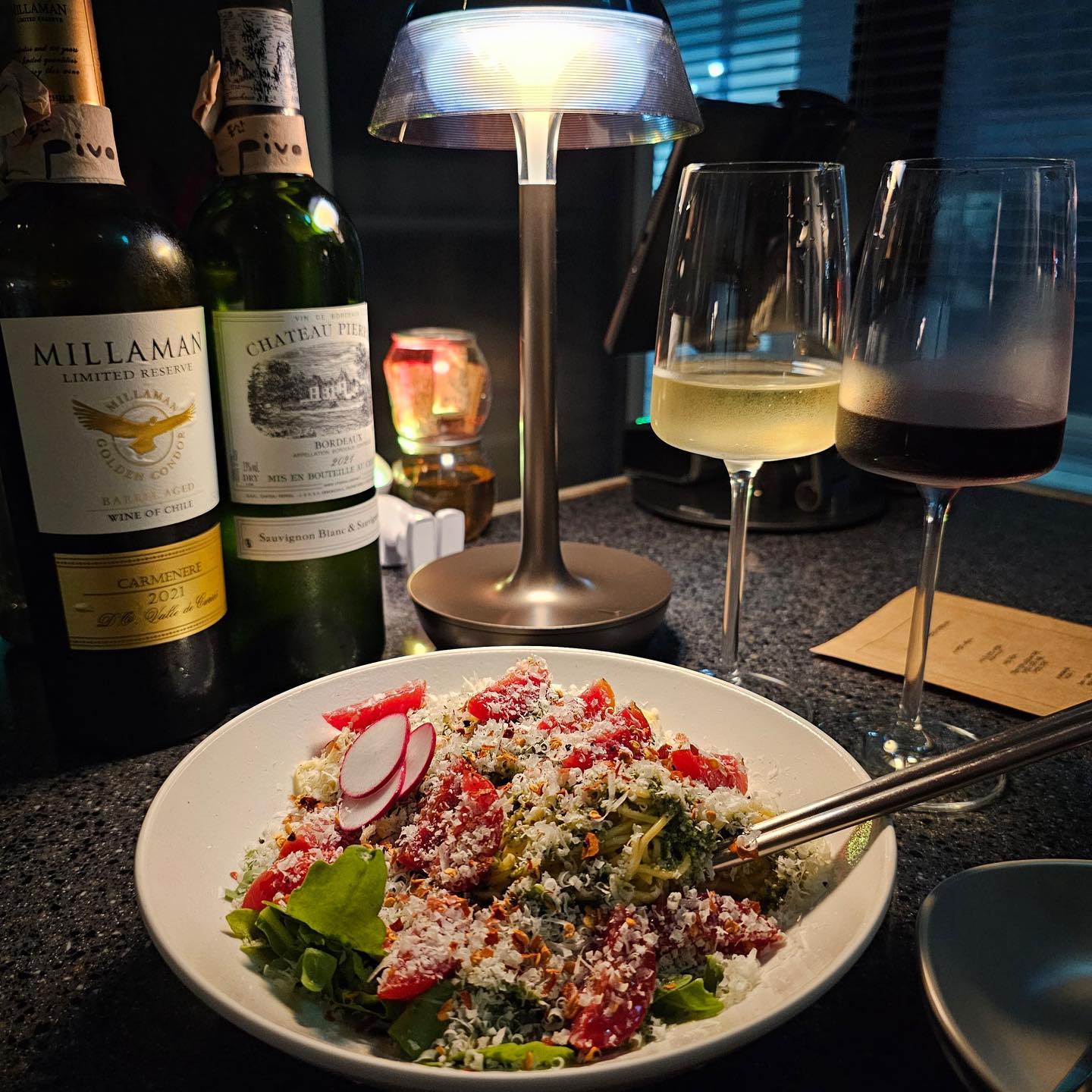 #협찬 와인분위기최강맛집 용산#피보
다녀왔어요🍷♥️✨

삼각지, 용산, 이태원, 한남동 근처 데이트나 모임장소를 찾으신다면 적극적으로 추천하는 곳입니다!

♥️피보파스타는 바질 냉파스타인데 정말 맛있게 먹었어요😋
계란으로 만든 파스타면이 특히나 매력포인트라고 뽑고 싶어요 씹을때마다 치즈의 향기가 나면서 고소하고 토마토와 바질의 상큼한 조화가 너무나 맛있었답니다👍🏻

♥️피보 스테이크 역시 꿀맛이었는데 사장님이 너무나 맛있는 굽기로 구워주시는 것도 좋았고, 소금, 와사비, 부추 등 다양한 소스가 나와서 한번씩 돌아가며 찍어먹어보는게 정말 좋았어요! 물리지 않는 맛🤗😍

그리고 사장님께서 음식에 대한 설명과 와인에대한 깊은 이해를 바탕으로 설명해주시니 마시면서 더 깊이 음미할 수 있었답니다

식중주와 식후주를 마셔봤는데 와인을 식전 식중 식후 이렇게 마실 수 있다니 신기하고 좋았어요 식후주로 쇼콜라티에 와인을 마셨는데 저는 인생 와인이었어요🤎✨

용산피보에서 인생와인 만나보세요

#협찬 #삼각지와인바 #삼각지맛집 #용산와인바 #용산맛집 #용리단길와인바 #용리단길맛집 #삼각지데이트 #용산데이트 #삼각지파티 #용산파티 #전쟁기념관데이트 #용산브라이덜샤워 #삼각지브라이덜샤워 #몽탄근처맛집 #와인바대관 #용산와인