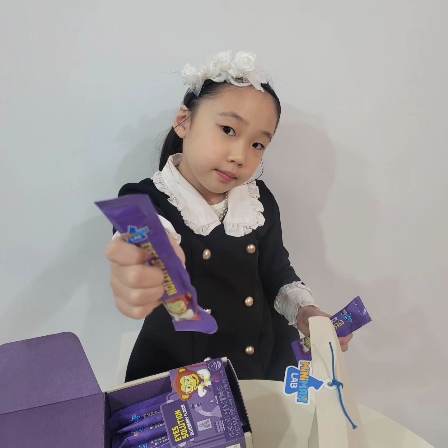 #협찬 #제품제공 #미니막스 minimax.official 
이번에 동아제약에서 미니막스 랩 눈 솔루션 블루베리맛이 새롭게 출시되었어요! 🙊💜💜 
눈건강뿐만 아니라 장건강 구강건강 등 특정 건강 고민해결에 도움을 준다고 해요!
.
특히 요즘 초딩된 은정이 핸드폰 한번씩 보죠 공부도 학습기도 하죠  눈건강에 더욱 더 신경이 안쓸수 없는데요 눈에 좋은 차즈기추출물이 함유되어 있다고 해요🥰 
미니막스 랩은 스틱형으로 휴대하기 편하고 블루베리 맛 젤리라서 아이들이 맛있게 어디서든 먹고 좋답니다.
.
이번 '눈 솔루션 블루베리맛' 신제품을 시작으로 차차 라인업을 확정해 나갈 예정이라고 하니 미니막스 많은 기대 바랄게요😊 
.
* 제조원 - 코스맥스바이오㈜ㅣ 판매원- 동아제약㈜
* 본 제품은 건강기능식품입니다.
.
.
.
#어린이눈건강 #눈솔루션 #차즈기추출물 #어린이건강기능식품 #미니막스 #어린이눈건강기능식품 #아이전문 #서포터즈 #8살 #키즈인플루언서 #블루베리맛젤리 #젤리형건강식품