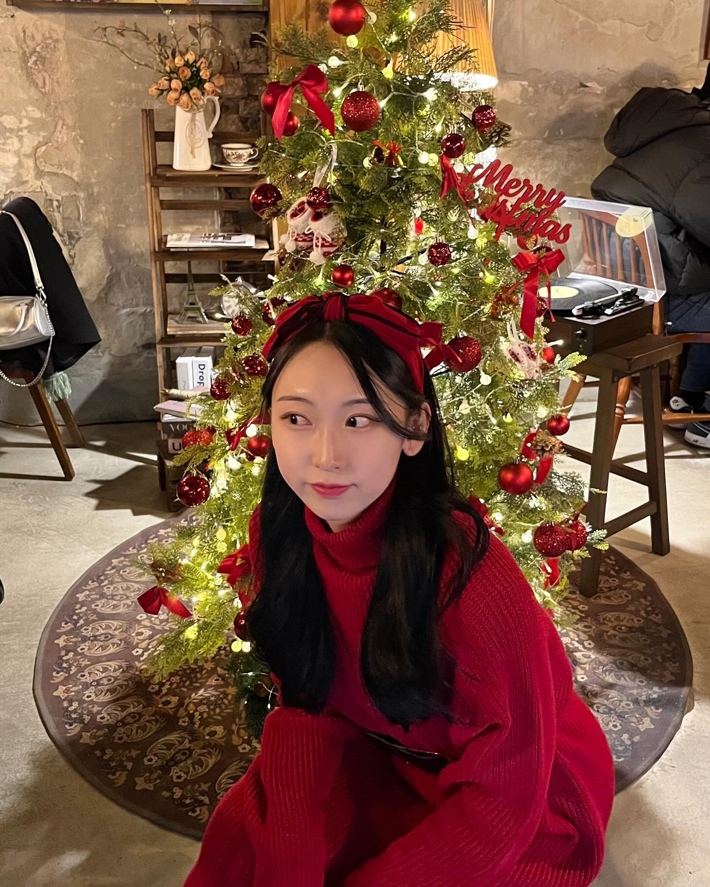 간만에 꾸민 인간크리스마스❤️🎄💚 vs 평소꼬라지 ㅋ.ㅋ 크리스마스 지난지 얼마 앙된거같은데 왜 벌써 2월이 왔지?.? 빠른 세월… 좀더 잘 살아봐야 할것만 같은데 마음과 몸이 따로논다! 일주일에 한번 쉬면서 여섯달째 하고있으니 그것만으로도 제 할일은 다 한걸까요?¯\_(ツ)_/¯ 뭐 어쨋든 아영이는 으쌰으쌰 살고있어요
#수원 #행궁동 #메리크리스마스