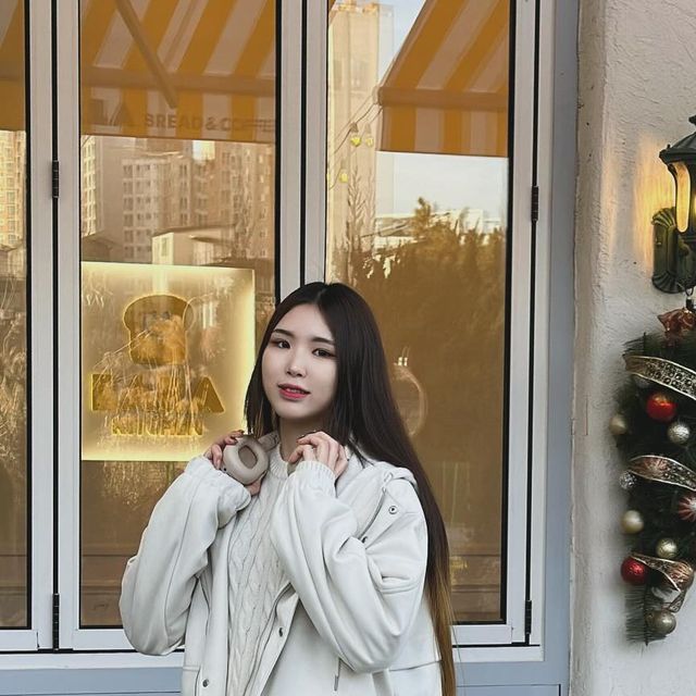 na hyeon on Instagram: "#광고 가볍게 걸치기 좋은 스웨드 자켓 입고 카페투어하기🫶🏻 디자인이 깔끔하고 다양한 디테일들로 너무 이쁜 스웨이드 자켓이에요! 그날 기분에 따라서 편안한 무드