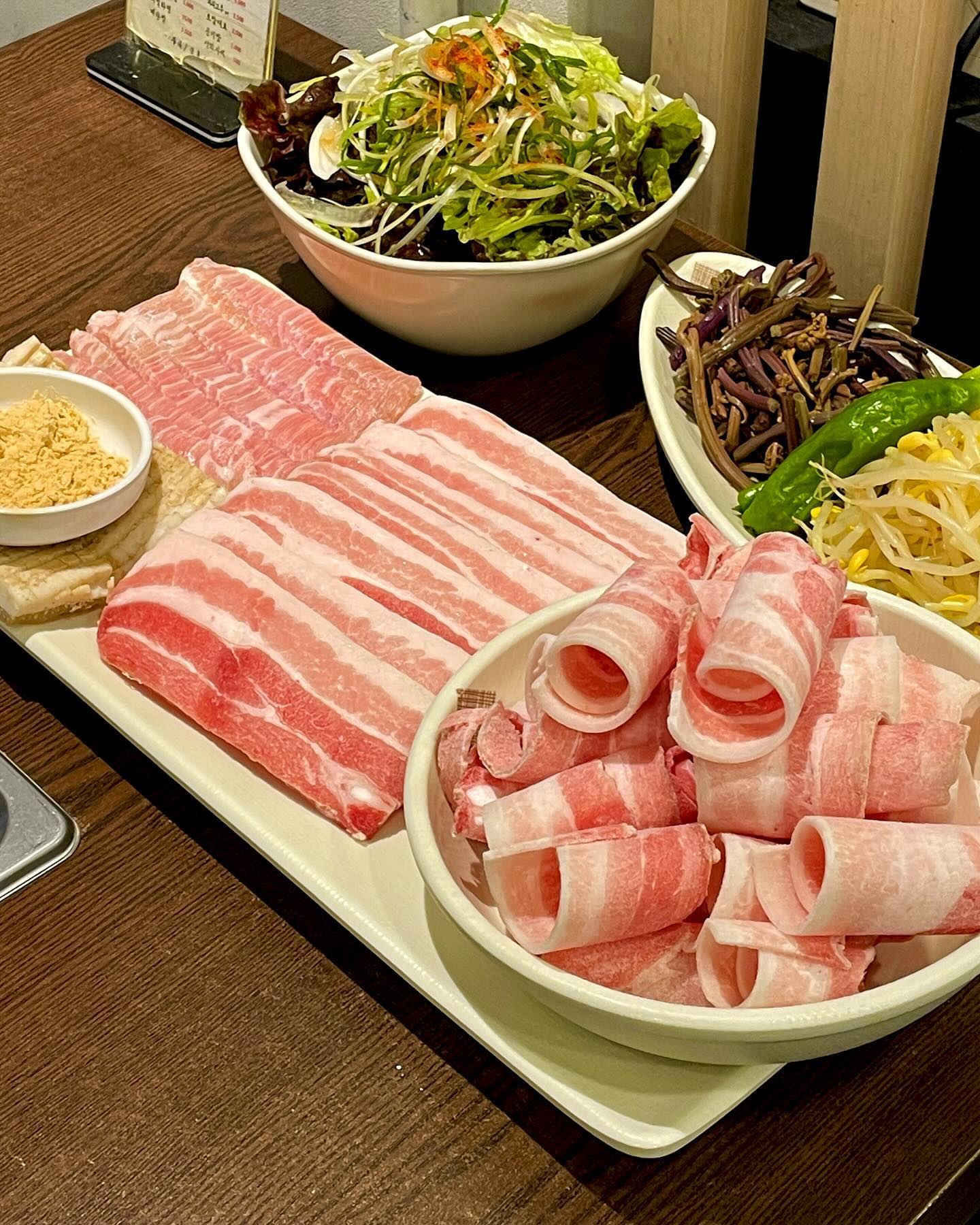 #협찬

가성비 좋은 아차산역 삼겹살 맛집 #화전별당
세트메뉴인 #한상차림 은 대패삼겹살, 각삼겹살, 항정살, 껍데기 그리고 계란찜이 나와요~
고기 퀄리티가 좋아서 너무 맛있더라고요👍
게다가 양도 푸짐해서 2명이서 배부르게 먹었어요😋
대패삼겹살을 조금 남겨두고, 공기밥을 추가해서 김치, 콩나물, 고사리와 함께 볶으면 마무리 볶음밥 완성!
추가 반찬은 자유롭게 셀프바를 이용하면 돼요😆
네이버 영수증 리뷰를 작성하면 모둠 버섯이 서비스예요💛

깔끔한 매장에 고기는 물론이고 밑반찬까지 넘 맛있는 ❛화전별당❜ 추천드립니다😄

#아차산맛집 #아차산역맛집 #아차산삼겹살 #아차산역삼겹살 #아차산냉삼 #구의동단골집 #아차산삼겹살맛집 #대패삼겹살맛집 #냉삼삼겹살맛집추천 #아차산등산맛집 #아차산하산맛집 #아차산로컬맛집 #아차산가심비 #아차산단골집