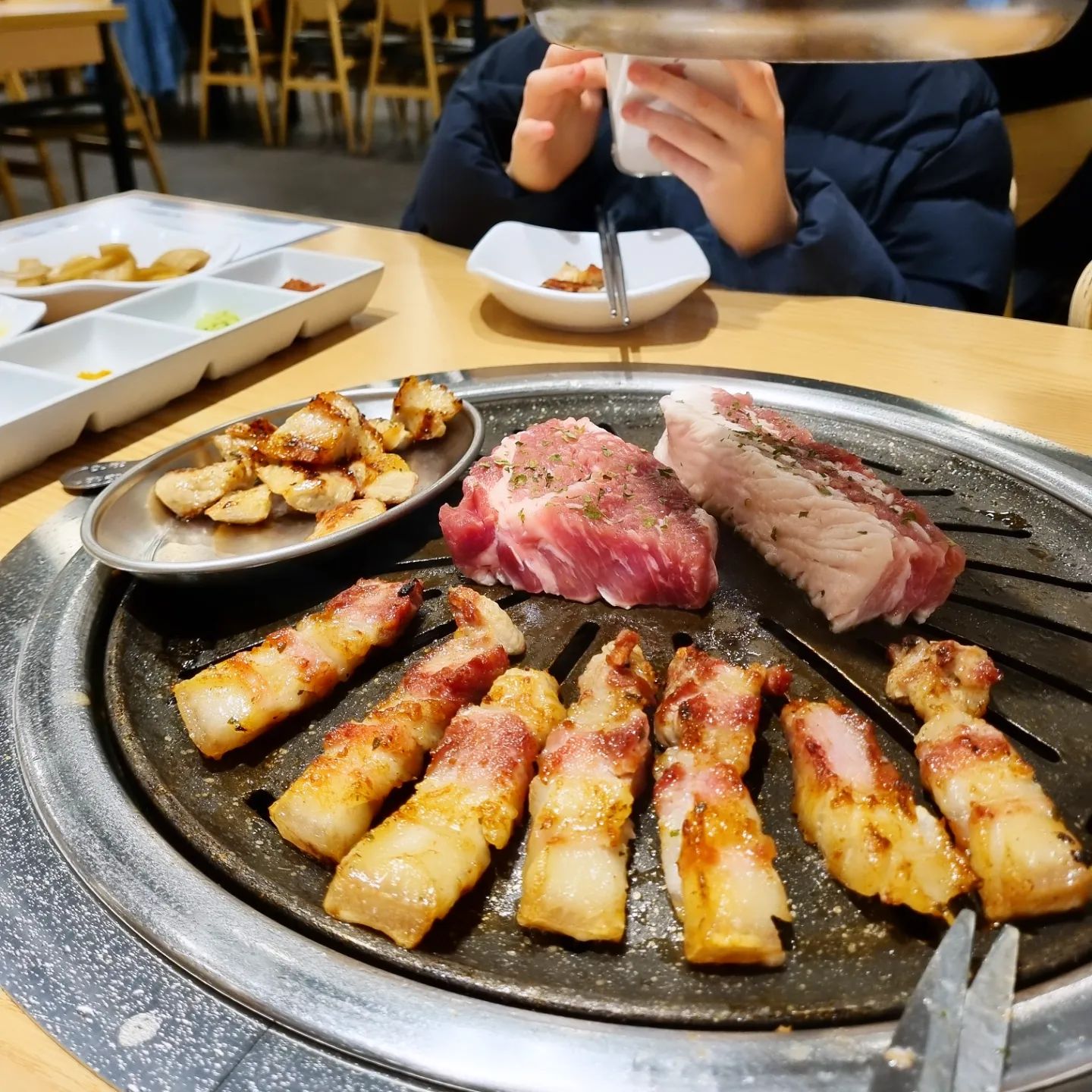 .
.
제주여행 다녀와서 흑돼지 맛이 그리운날 ~
#돼지고기모듬세트 시켜먹긔 ㅎㅎ
#워터에이징 을 통해 부드럽고,
 육즙 가득한 가성비 끝판왕 돼지고기 맛집 '맛있는 고기에 솜씨를 더하다' 대구시지점 다녀옴. 
.
.
배불배불 존맛탱~^^
#불금🔥 엔 #고기지👍
#맛저녁💕
.
.
🚩대구 수성구 고산로 106 (신매동) 1층 더하다
.
.
#신매광장삼겹살 #신매광장맛집 #신매광장돼지고기