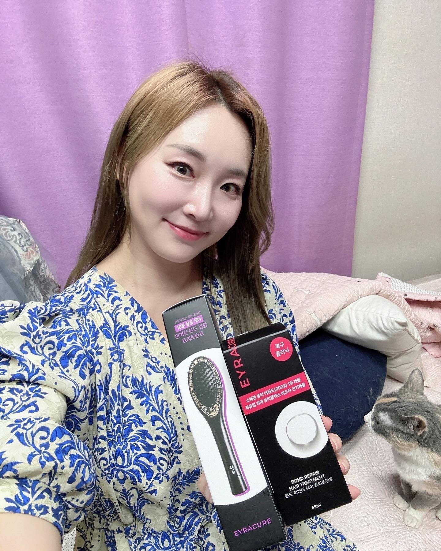 🤍 #제품제공

제 머릿결….. ⚡️⚡️⚡️
건널 수 없는 강을 건넌 줄 알았는데!

탈색 머리 4번 후에도
이라큐어님의 도움을 받아
살아났습니다. 🧏🏻‍♀️

4주에 1회 (극손상모 기준)
바쁜 출근시간에도 10분 홈케어로
관리해봐요 😌🙌🏻

비포 애프터 굳이 안 써도 알겠졍?!

불 들어오는 브러쉬도
넘나리 신기한 것 🤩
(인체에 무해한 UV 빛으로 본드 결합 활성화)

💇🏻‍♀️ 북유럽을 강타한 프리미엄 살롱 클리닉
🌟 글로벌 헤어브랜드 eyracurekorea 

#망가진머리찾습니다 #이라큐어 #극손상트리트먼트 #복구클리닉