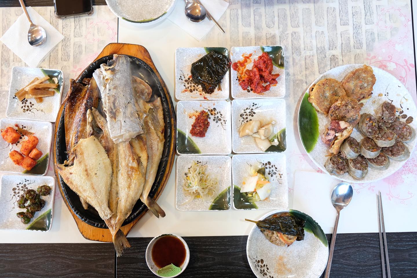 #속초아바이마을맛집 
⠀ 
속초여행 1박2일중 최고의 메뉴였다🫶
나는 생선구이는 별로인데 뚜뚜가 너무 좋아해서
방문한 등대생선구이, 작년에는 점심시간쯤에
웨이팅있어서 근처로 대충 갔더니 실패였음
⠀ 
이번에는 진짜 오징어순대+아바이순대 쫀맛이고
순대국도 심지어 생선구이까지 진짜 너무 맛있더라는
그리고 플러스로 사장님 대박 대박 친절하시다💜
⠀ 
#아바이마을 #등대생선구이 #속초맛집 #속초여행 #생선구이