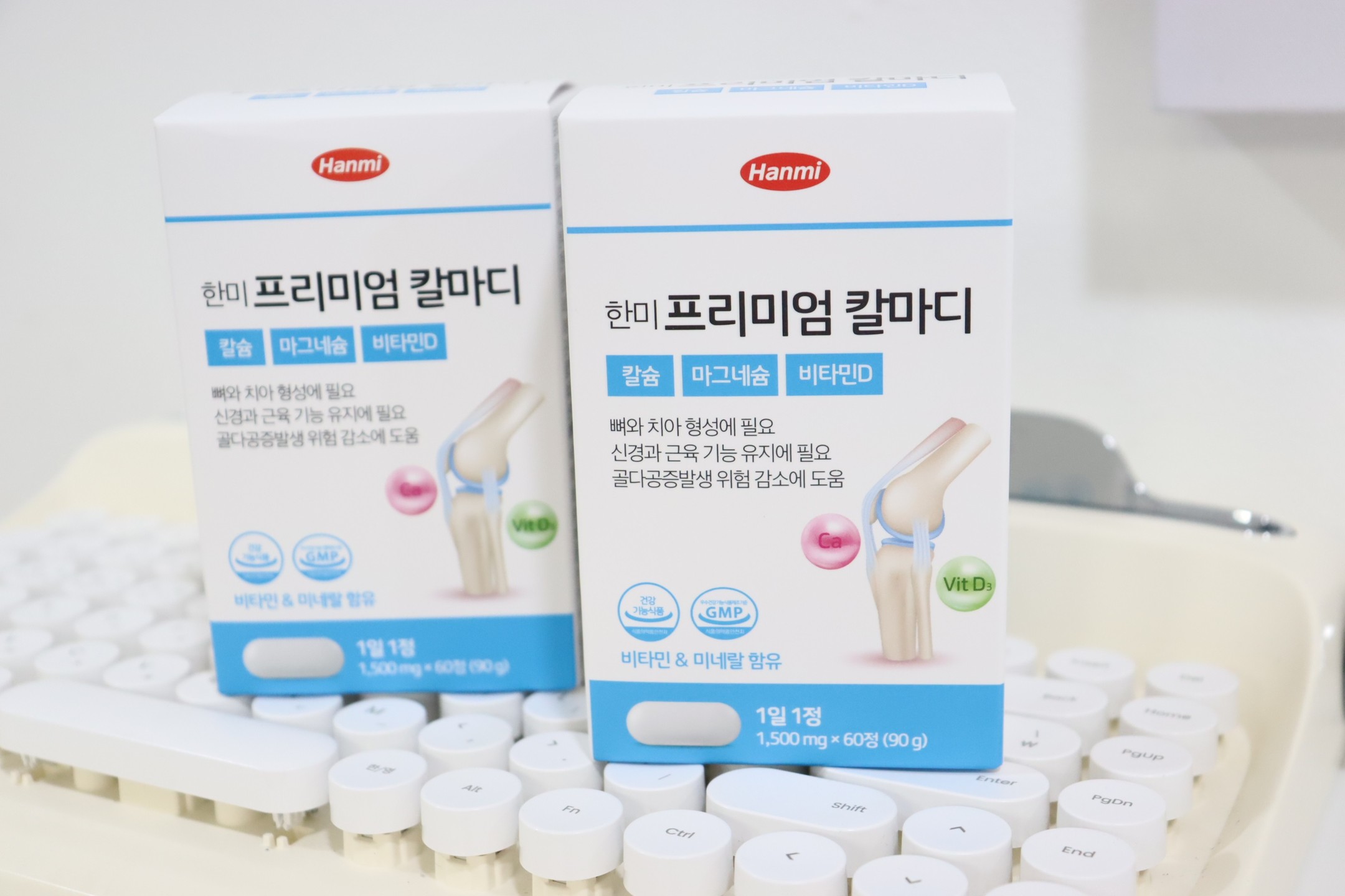 #협찬

40대가 넘어가니, 건강을 더 챙기게 되는 거 있죠!?
.
저희는 요즘, #한미프리미엄칼마디 매일 챙기고 있는데요.

트레이더스에 가면 꼭 사야하는 총 120일분, 1만원 대의 가성비 칼슘영양제로
트레이더스에서 구입하면, 온가족이 매일 챙길 수 있어요!

트레이더스에서 핫한 신제품!!

한미에서 만들어 믿을 수 있는 프리미엄 제품으로 뼈와 치아 형성에 필요한 한미의 맞춤 배합으로 되어 있어 뼈 건강을 위해 칼마디 꾸준히 챙겨먹고 있답니다. ^^

칼마디는 칼슘+마그네슘+비타민D
프리미엄 해조 칼슘과 근육 기능 유지에 도움을 주는 마그네슘

칼슘 흡수 UP! 비타민’D’

> 하루 1알에 칼마디, 비타민K, 망간, 아연까지 6중 올인원으로 들어 있어서 먹기 편하더라고요.
> 해조류로부터 얻은 식물성 칼슘으로 소화흡수가 쉽고요!

> 골다공증 발생 위험을 염려하는 분
> 뼈가 약해지기 쉬운 갱년기 여성분
> 뼈 건강과 근육 기능 유지를 함께 관리하고 싶은 분
> 신뢰하고 먹을 수 있는 영양제를 찾으시는 분
> 골격 형성이 필요한 성장기 청소년
> 실내 활동을 주로하는 현대인

추천 드립니다. ^^

hanmiscience
 #한미사이언스 #트레이더스추천 #트레이더스추천상품 #칼슘 #마그네슘 #비타민D #영양제 #한미건강기능식품 #한미건기식 #한미