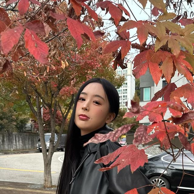 지혜 on Instagram: "#광고 @vivabrown_official ♡̴ 비바브라운의 베이직한 형태의 크롭자켓! 요즘 날씨에 입기 딱 좋아~ 스탠다드 카라 자켓으로 누구에게나 잘 어울릴듯?👓🙈 #비바브라운 #여자자