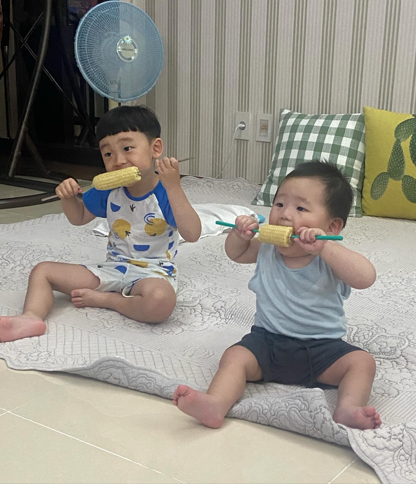 강원도는 옥수수가 최고지💛🌽
.
.
요즘 귀여워 미치는 이시후니, 사랑듬뿍받아요🧡🧡🧡
#외할머니집 #옥수수맛집 #이렇게하루가가는구나