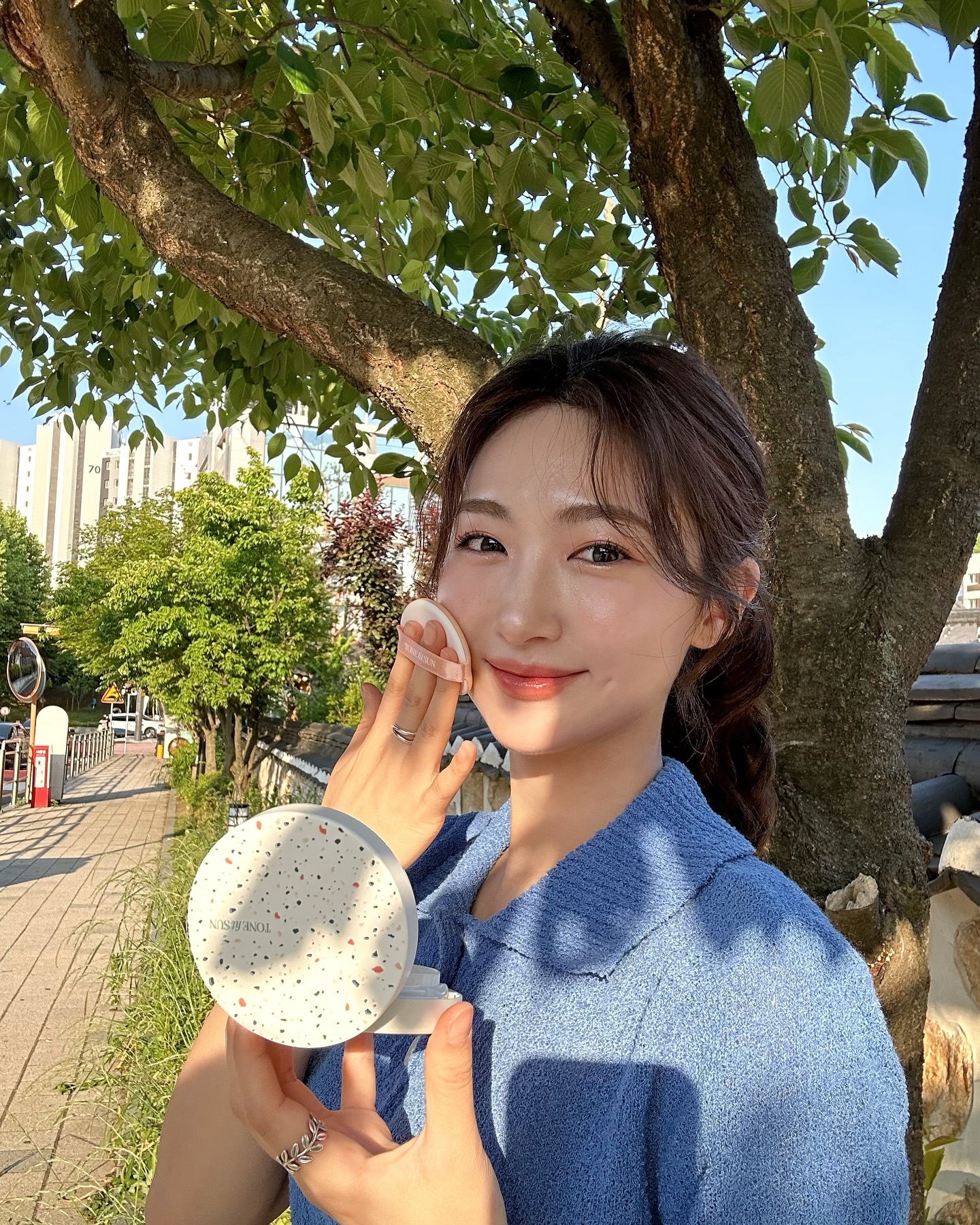 요즘 대세는 파데프리 메이크업인거 모르는 사람 없겠쥐?🙂‍↔️
선쿠션 하나로 모공커버까지 되는 0.1겹 선쿠션 톤핏선 테라조쿠션  소개해줄게

파운데이션 없이도 테라조 쿠션은 모공커버+얇은 발림성으로 수정화장도 간편하고 이거 하나로 나는 메이크업 끝냈어!

톤핏선만의 자연스러운 톤보정🩷
화사한 피부 표현이 가능한 최적의 컬러 배합 기술로 
어떤 피부에도 화사하게 피부 표현해주고, 
자연스런 모공커버도 있어서 
진짜 파데 프리가능한 선쿠션이야😚

바를때 시원하고 촉촉하게 발리는데, 시간지나면 촥 픽싱되서 겉촉속촉 가넝~~

올여름 난 톤핏선 테라조쿠션으로 끝낼거 같아서 강추추추👍🏻

핑크베이스라 자연스런 톤업기능도 있어요😚
구매는 아래 톤핏선 프로필링크에서 가능해용

👇🏻

tonefitsun.official 

#제품협찬 #톤핏선 #테라조쿠션 #핑베톤업 #결광매트 #파데프리 #톤업쿠션 #톤업선크림