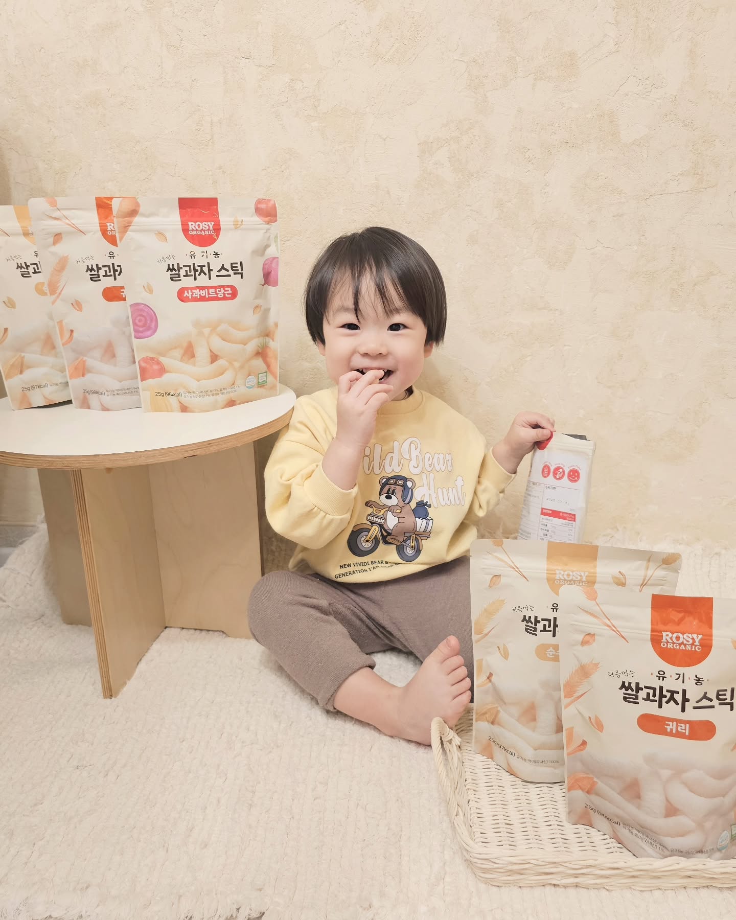 #협찬 로지 오가닉 유기농 쌀과자 스틱 
백미 + 사과비트당근 + 귀리 🌾

처음 먹는 아기과자 로지오가닉 유기농 쌀과자스틱
남다른 고소함과 바삭함에
하렴이는 아직도 로지오가닉 쌀과자를 좋아해요:)

유기농 100% 원료로 만든 안심할 수 있고
바삭! 하고 사르르 녹는 부드러운 맛에
아기가 계속 당기나봐요🤗
하긴 제가 먹어도 맛있음...ᡣ𐭩

아기 손에 쏙 들어가는 그립감에
쏙쏙 꺼내먹으면서 소근육도 발달돼요.ᐟ

세가지 맛 입맛대로 골라먹기도 좋은
로지오가닉 쌀과자스틱
우리 아기 간식으로 추천해요ꔛ

Thanks to rosy_organic