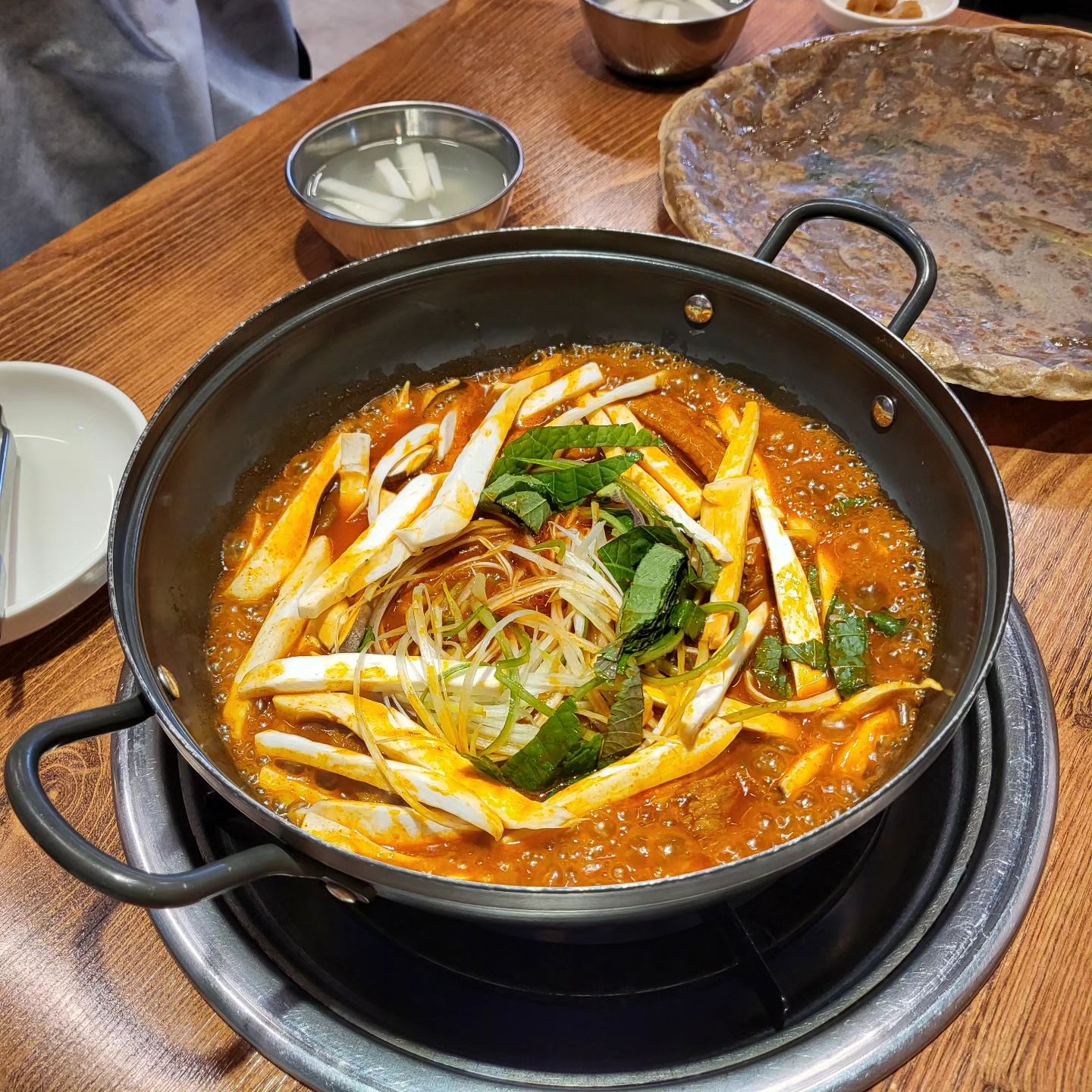 매콤~한 등갈비 찜과 가마솥 곤드레 나물 밥의 조합이 예술인 일산 등갈비 맛집 #지미당 #협찬

*주문한 메뉴*
2인 세트 메뉴 43,000원
등갈비찜 순한맛 2인분/가마솥 곤드레 나물/봉평메밀전

일산으로 이사 온 뒤 주말마다 맛집 뿌시기 하던 중, 내 눈에 띈 등갈비 맛집 지미당🧡
맵찔이인 남편을 위해 순한맛으로 주문 하고 음식이 완성 되길 기다리는 동안에도 배달 주문이 끊임없이 들어오는 걸 보고, 본능적으로 찐 맛집임을 느꼈닼ㅋㅋ 

타이머가 다 끝난 후, 국물한스푼 섞은 곤드레 비빔밥 위에 야들야들~~ 아주 부드럽게 잘 발라지는 고기를 얹어먹으니 정말 극락 그자체! 메밀전에 등갈비찜을 싸먹는것도 별미 였다😉

매운 음식을 좋아하는 나에게 순한맛은 조금 아쉬웠지만(신라면정도 맵기), 먹는 내내 불을 약하게 켜둔 덕분에 마지막쯤엔 완전 내스탈이 되었다! (남편은 땀을 뻘뻘 흘리며 먹었지만🤣)
마지막 남은 소스로 볶음밥을 해먹으면 너무 맛있었을텐데 도전해보지 못한게 너무 아쉽다 ㅠㅠ 다음번에 갈땐 더 많은 인원이 가서 다양한 사리도 추가하고, 마지막 볶음밥도 꼭 해먹어 보고싶다아 ;)

✔️자리마다 머리끈과 치실이 배치되어있음 (사장님 센스👍)
✔️봉평메밀전(36cm) 기본제공 후 추가는 2,000원
✔️밀떡, 당면, 분모자, 라면사리 등 다양한 사리 추가 가능

✔️위치-경기 고양시 일산동구 백석로108번길 10

#백석맛집 #백석벨라시타맛집 #일산등갈비 #백석역맛집 #일산맛집 #리뷰노트 #백석등갈비 #일산배달맛집 #일산등갈비배달 #일산배달 #일산지미당